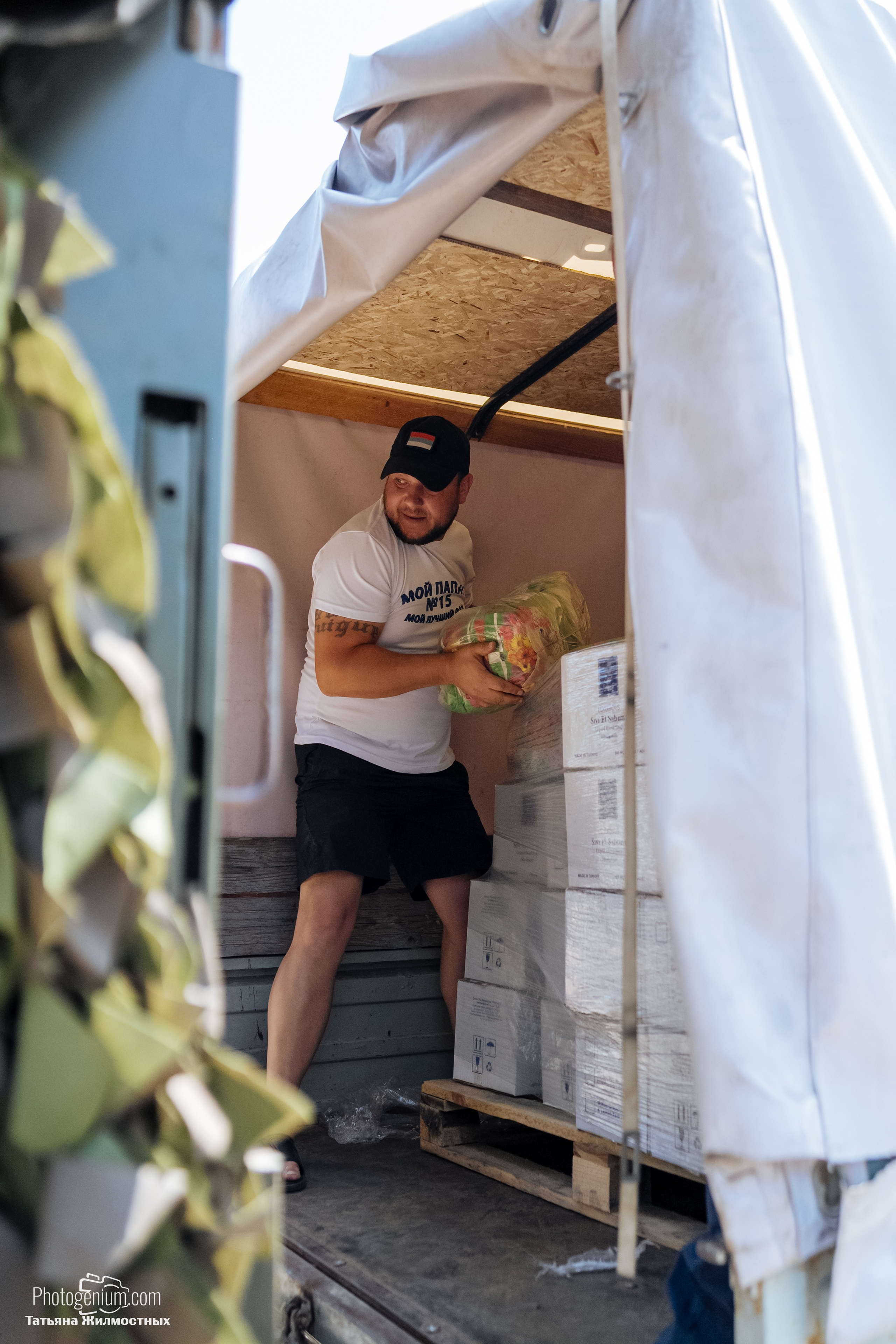 8 июня «Патриоты из Курска» сбор гуманитарной помощи у кинотеатра «Родина». Фотограф Нижний Новгород Татьяна Кейод