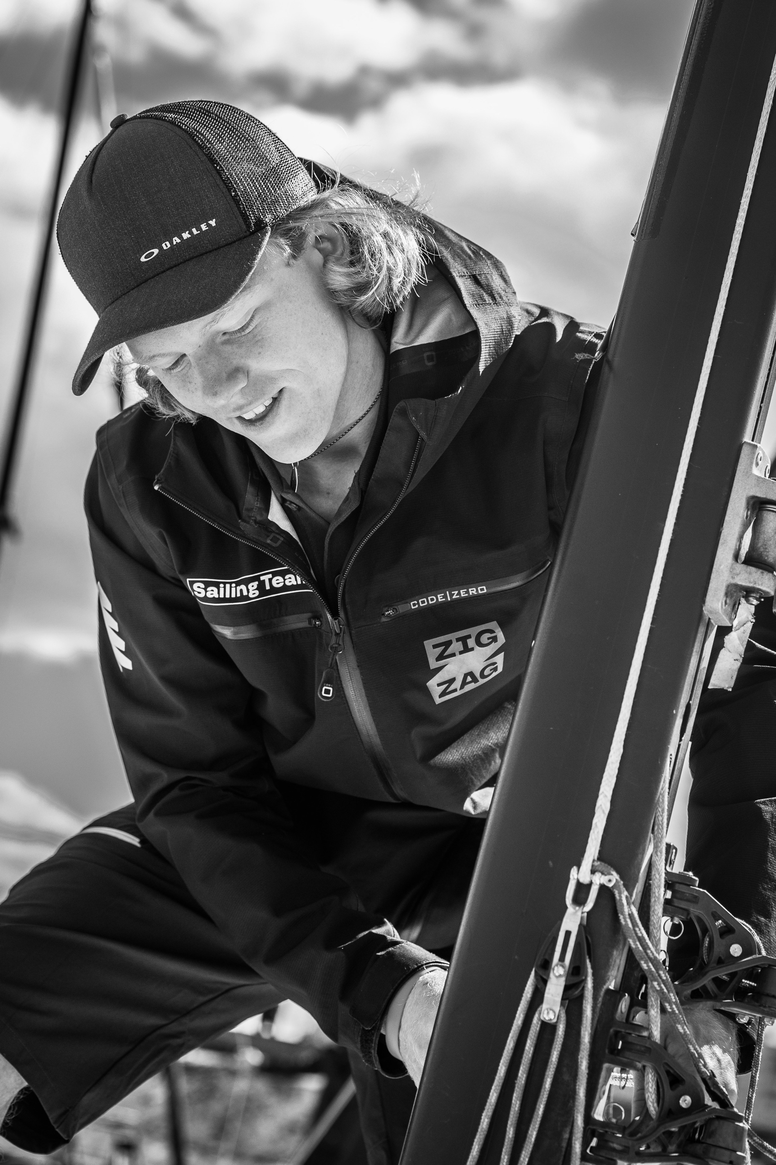 Шкипер парусной яхты крупным планом на черно-белом фото.