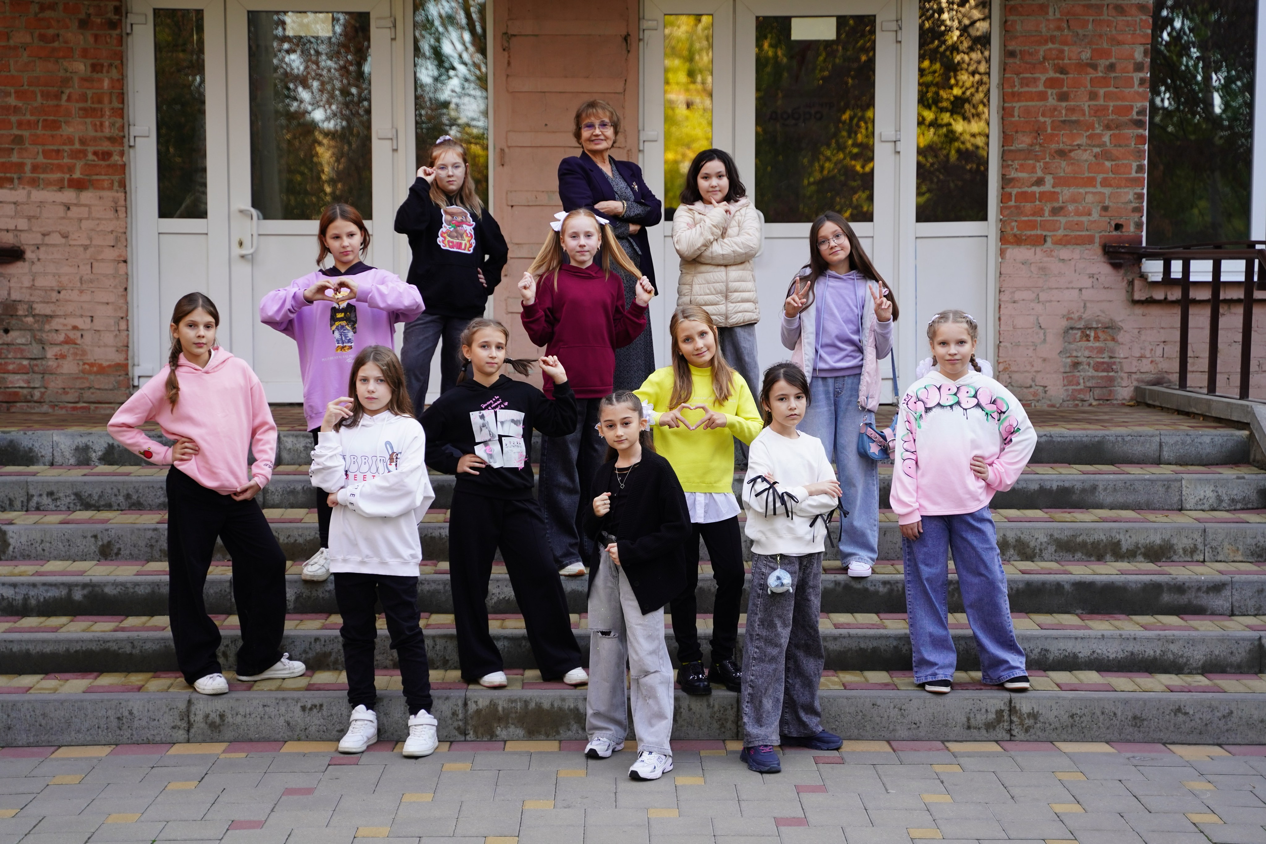 Фото с другом. MEMENTO.Выпускные альбомы, школьные, юбилейные и другие книги. Ростов-на-Дону