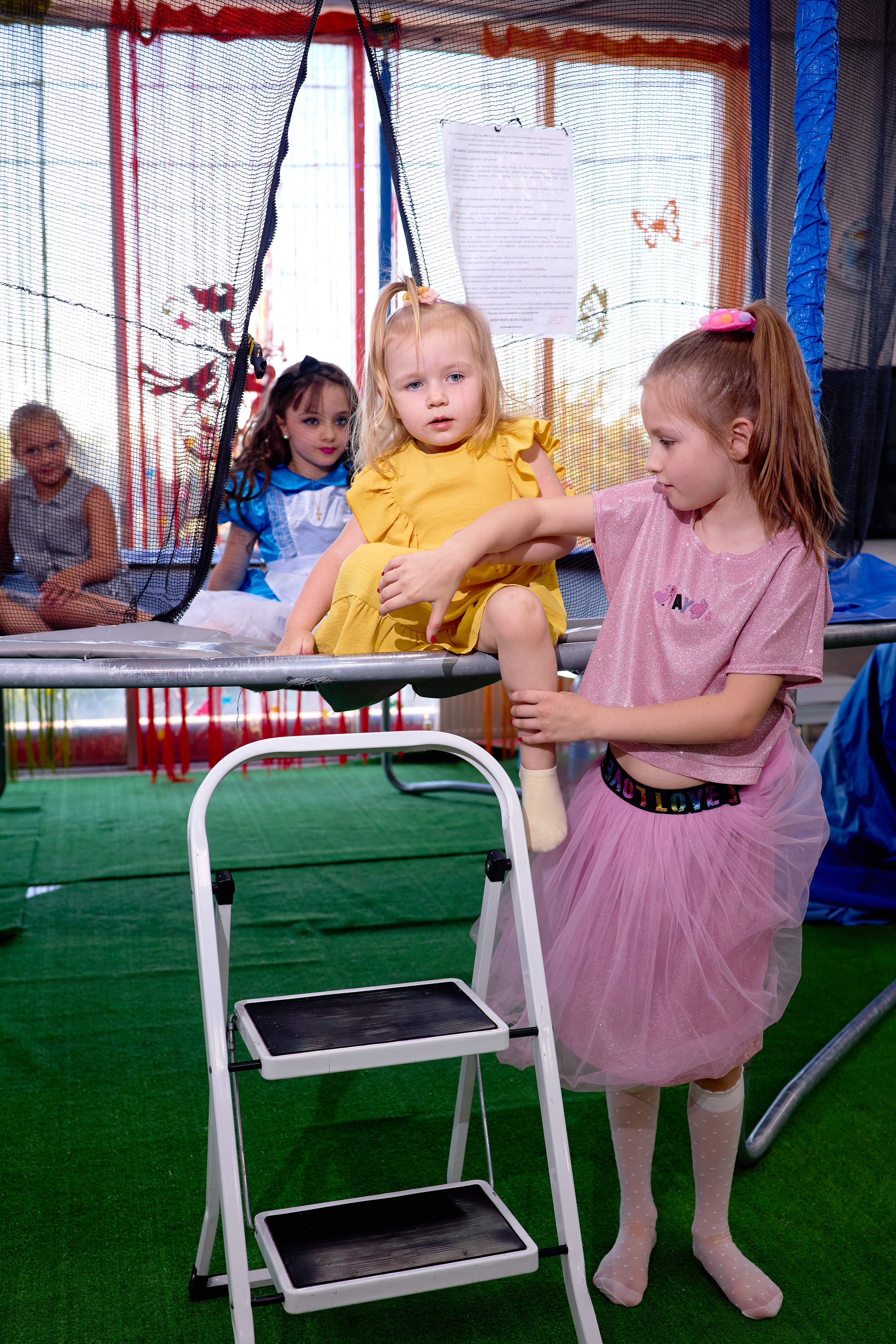 День рождения в детской комнате. Фотограф Выпускные альбомы Таганрог Сергей Коробченко