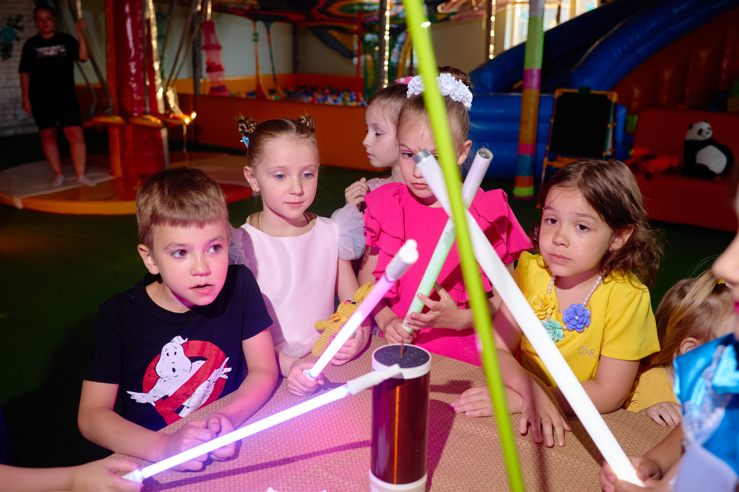 День рождения в детской комнате. Фотограф Выпускные альбомы Таганрог Сергей Коробченко