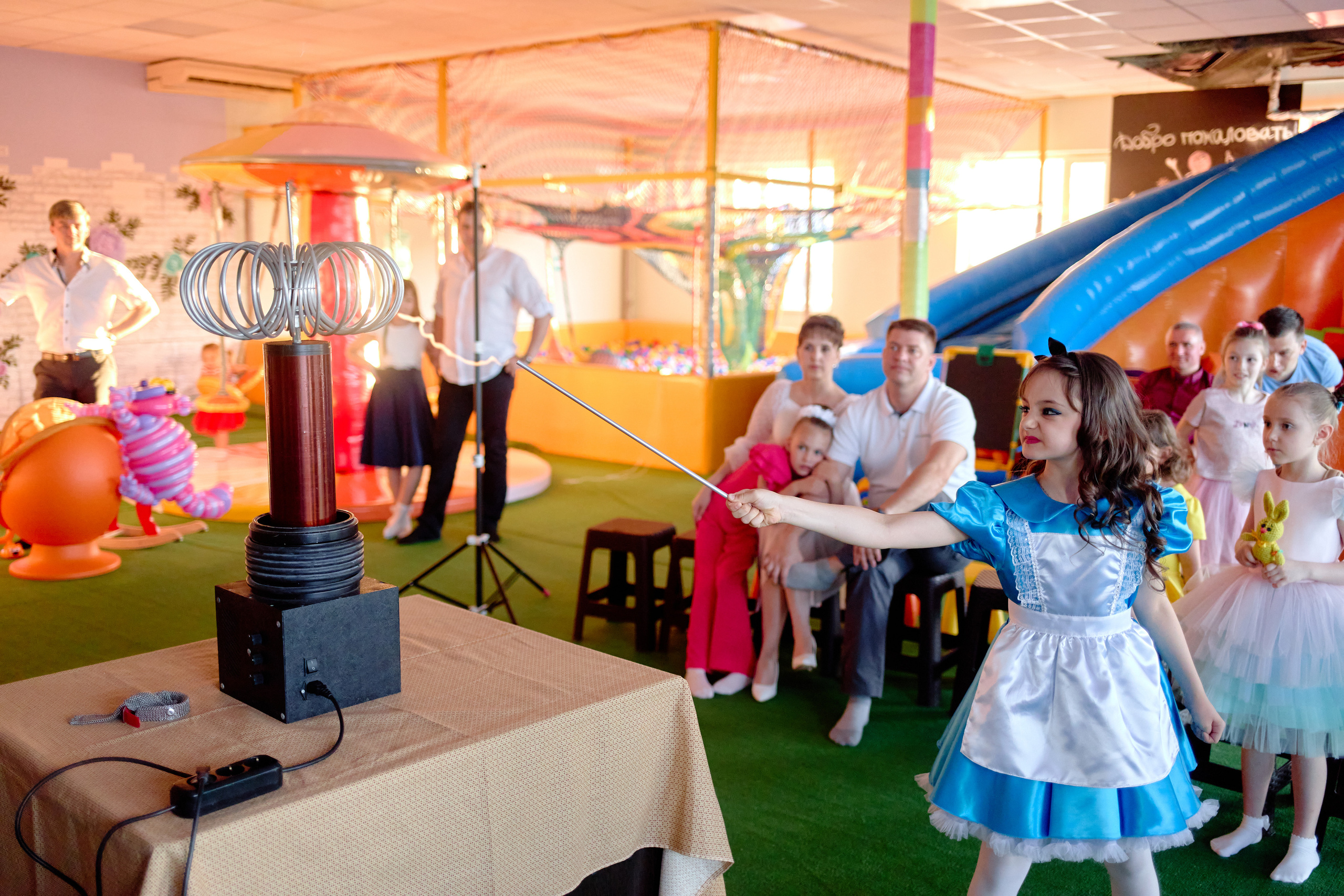 День рождения в детской комнате. Фотограф Выпускные альбомы Таганрог Сергей Коробченко