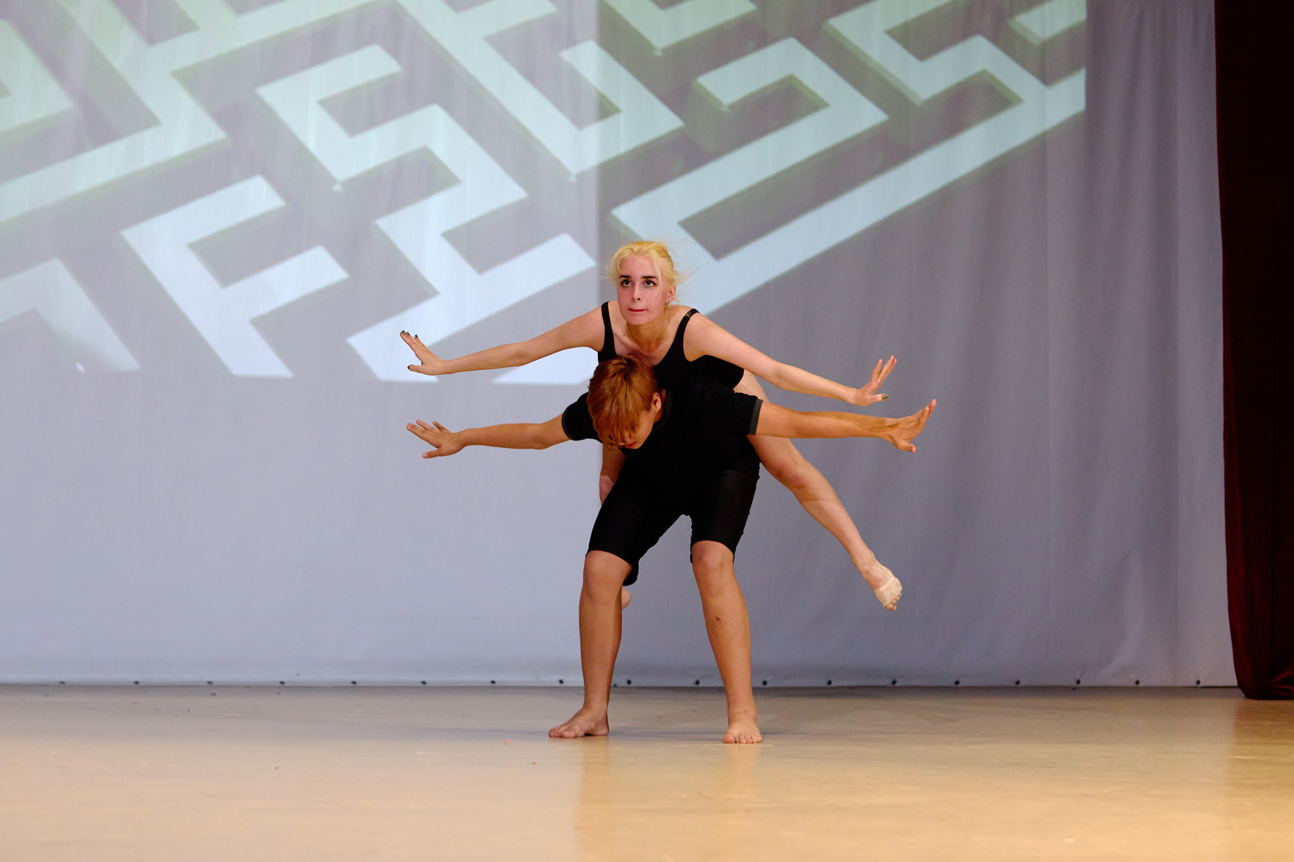 Аврора. Фотограф Выпускные альбомы Таганрог Сергей Коробченко