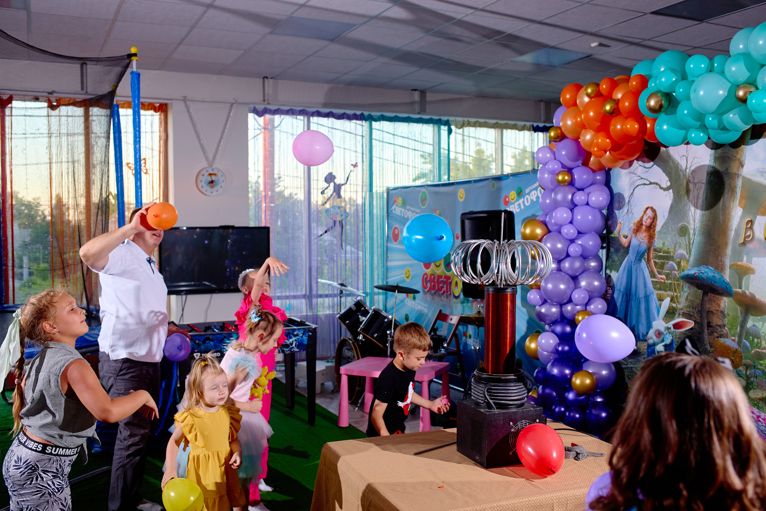 День рождения в детской комнате. Фотограф Выпускные альбомы Таганрог Сергей Коробченко