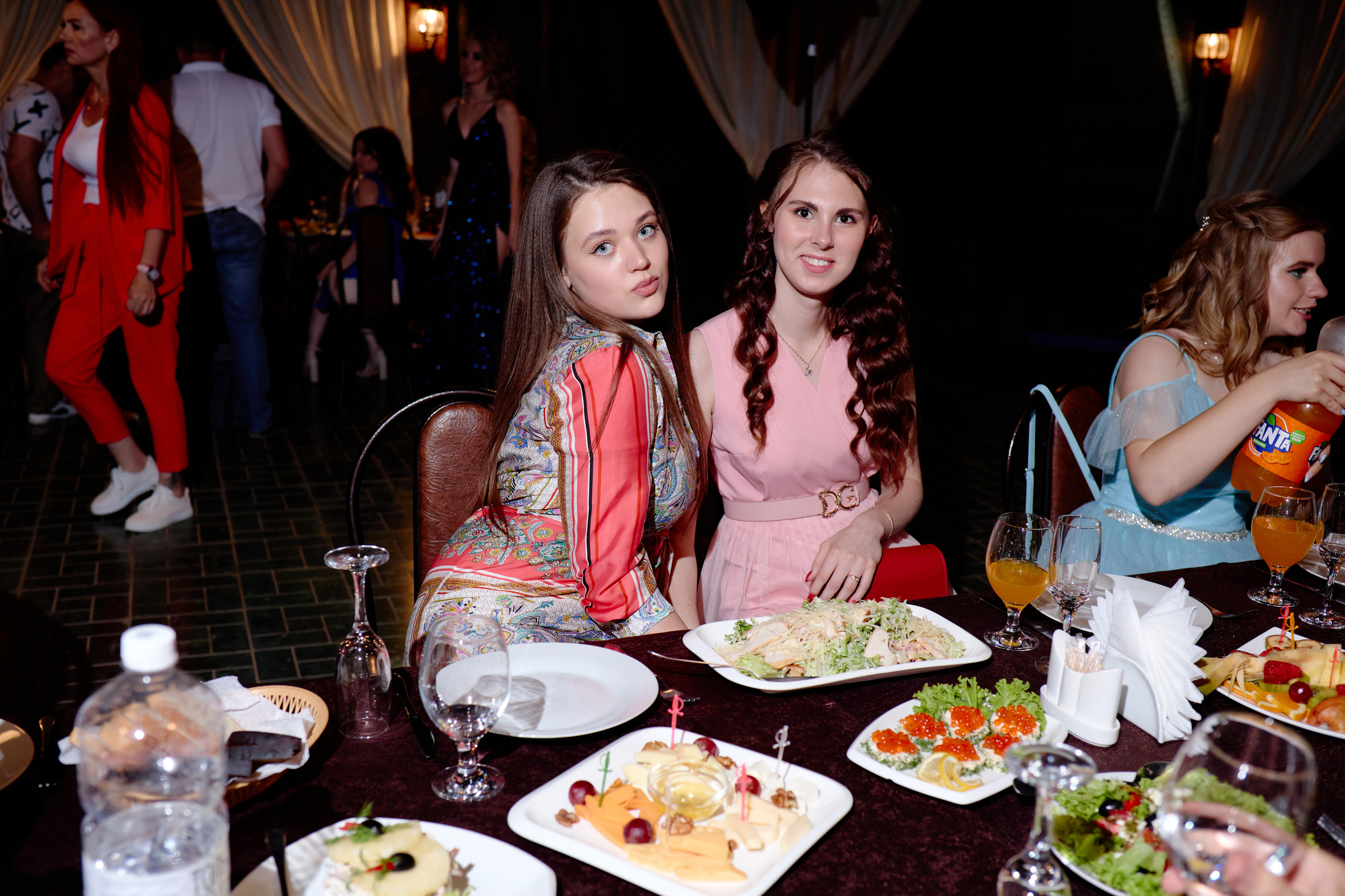 Фотограф на выпускной. Фотограф Выпускные альбомы Таганрог Сергей Коробченко