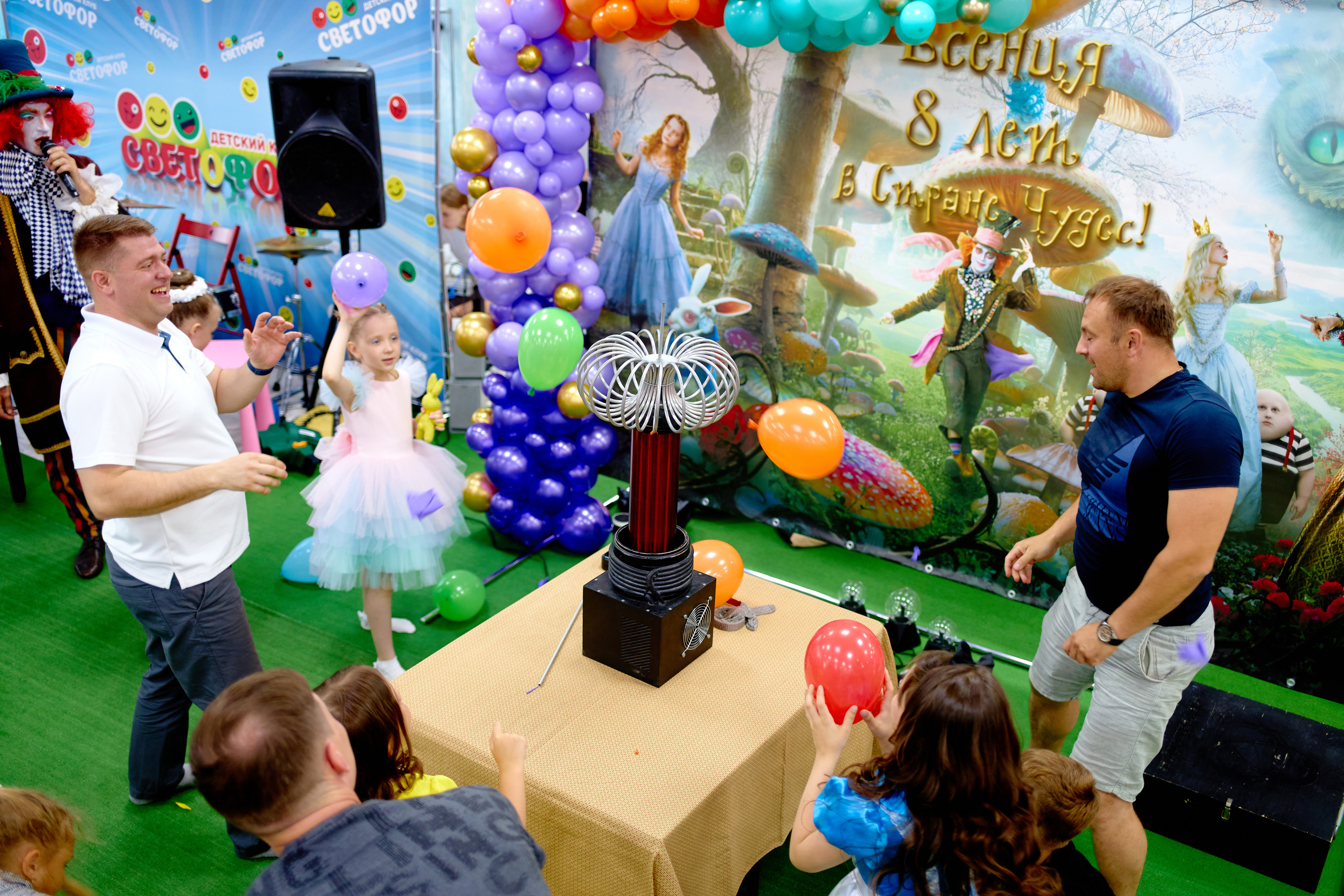 День рождения в детской комнате. Фотограф Выпускные альбомы Таганрог Сергей Коробченко