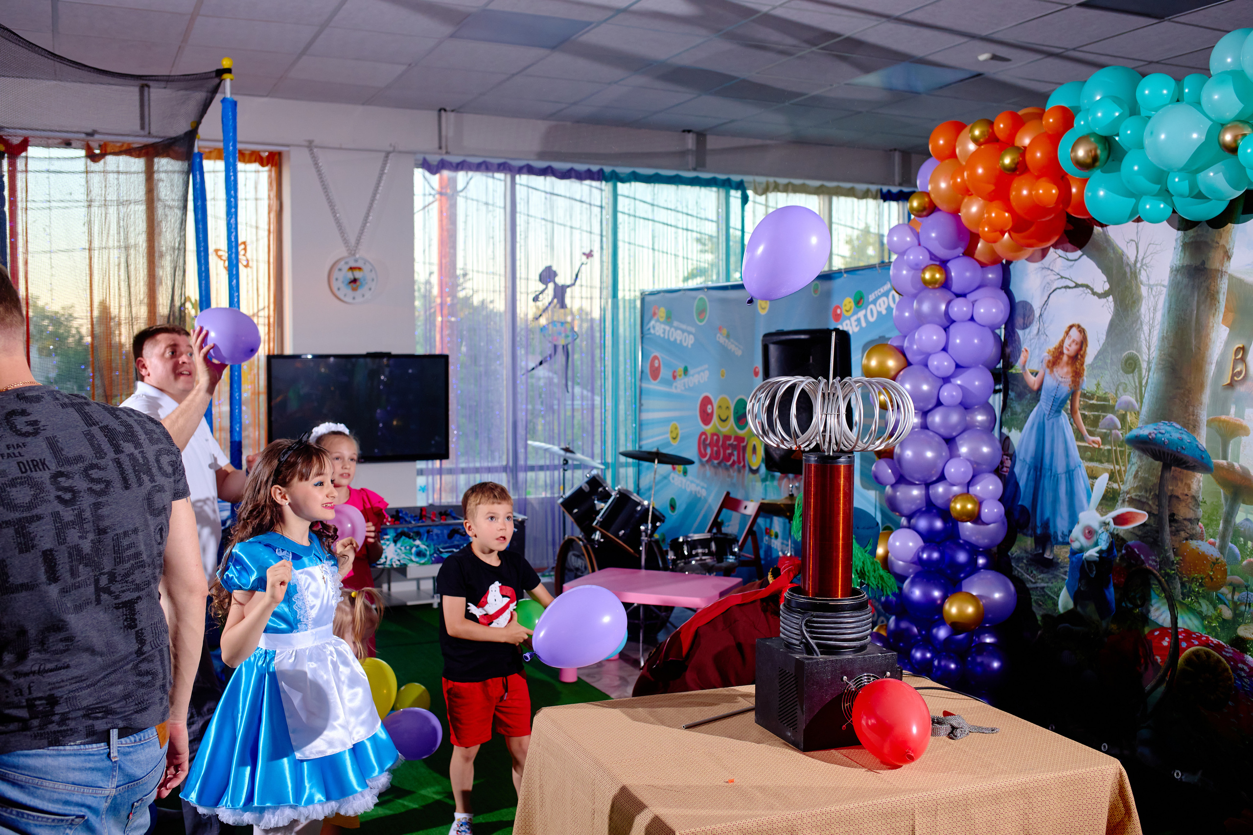 День рождения в детской комнате. Фотограф Выпускные альбомы Таганрог Сергей Коробченко