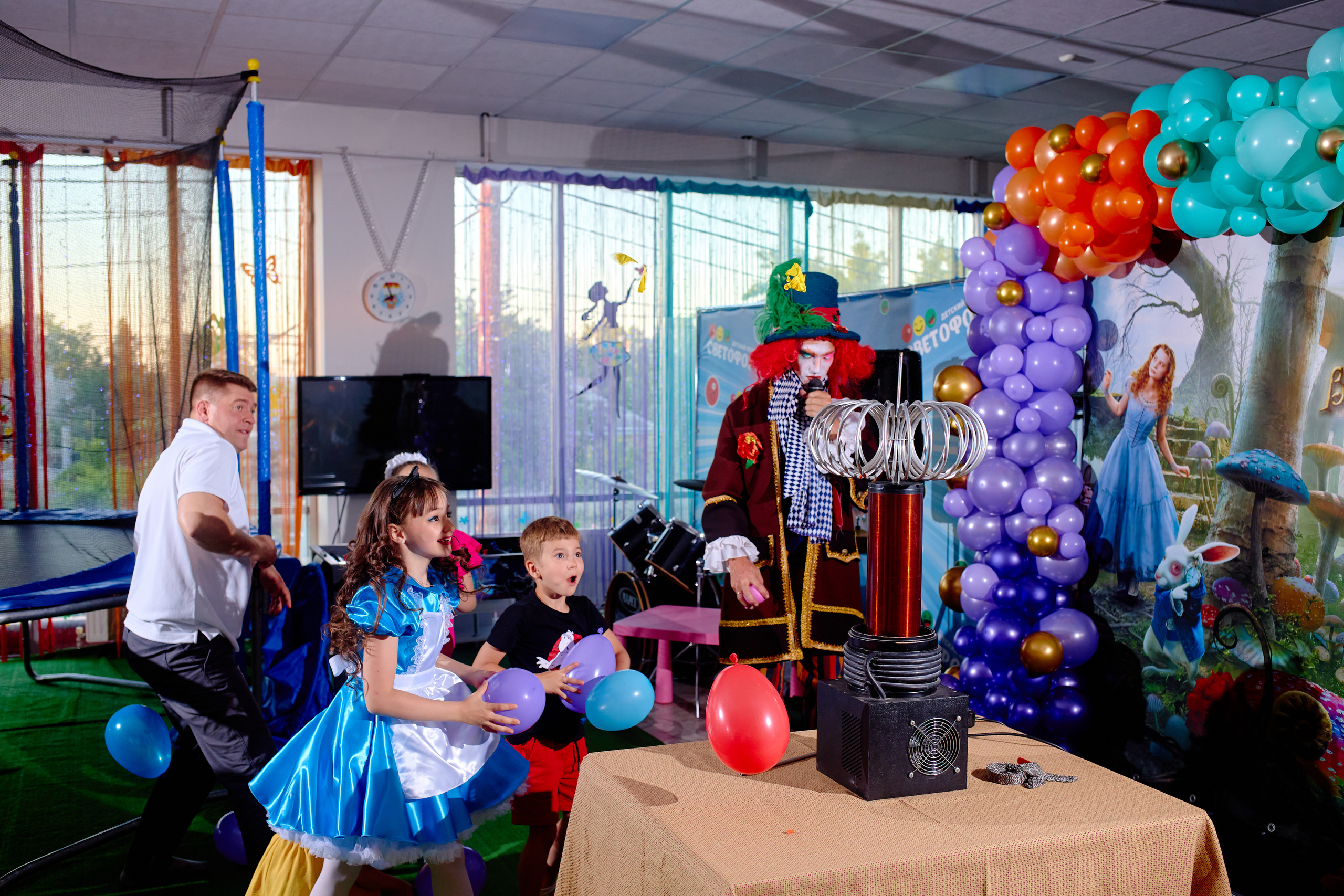 День рождения в детской комнате. Фотограф Выпускные альбомы Таганрог Сергей Коробченко