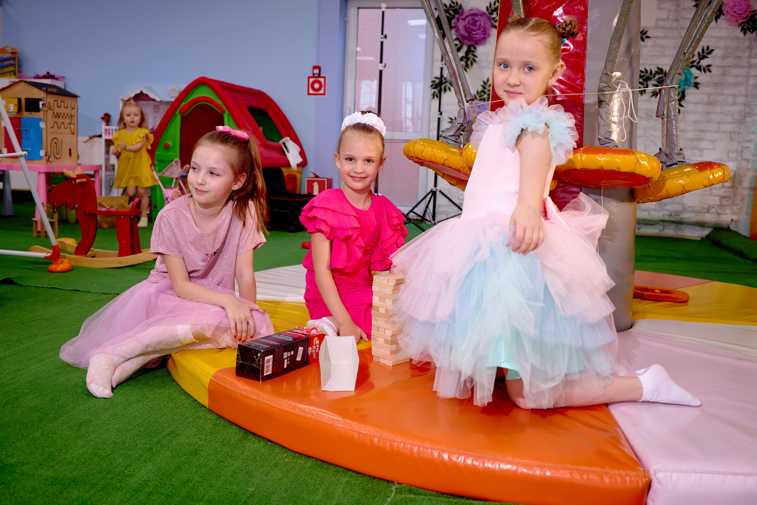 День рождения в детской комнате. Фотограф Выпускные альбомы Таганрог Сергей Коробченко