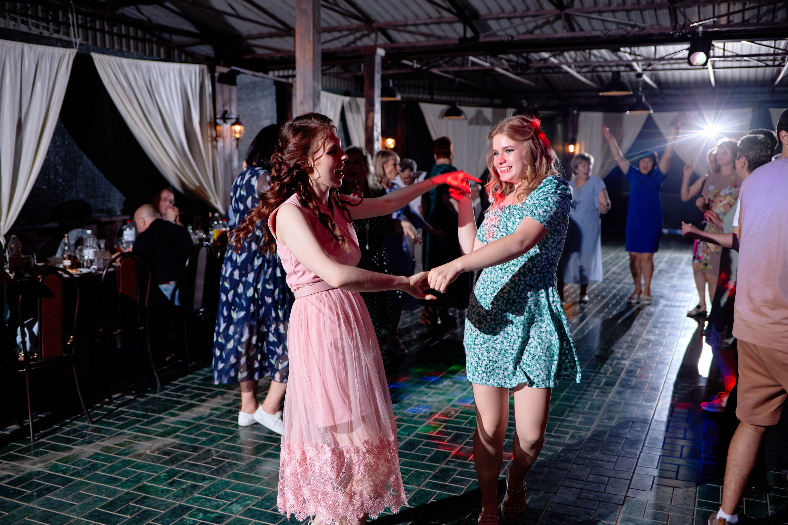 Фотограф на выпускной. Фотограф Выпускные альбомы Таганрог Сергей Коробченко