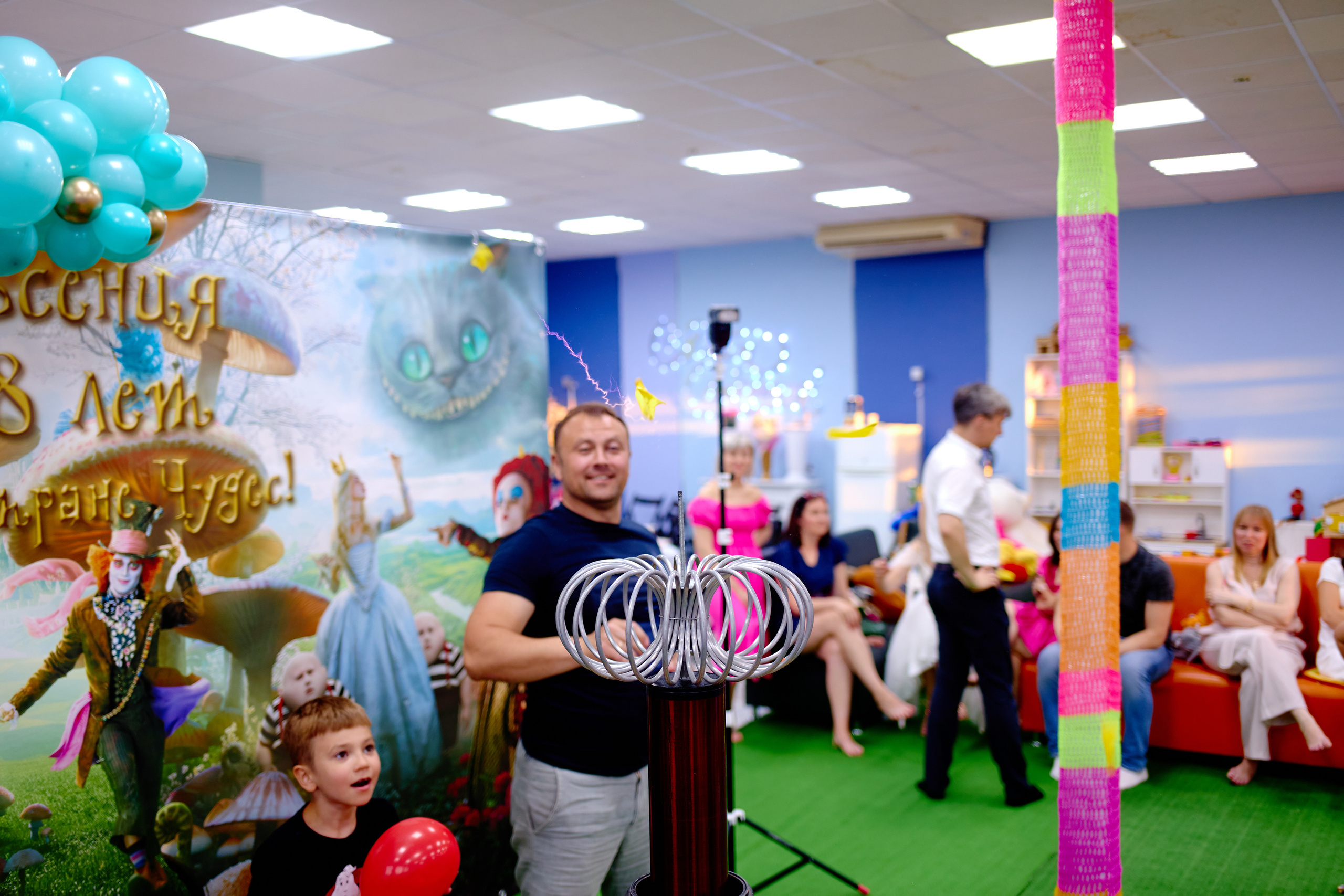 День рождения в детской комнате. Фотограф Выпускные альбомы Таганрог Сергей Коробченко