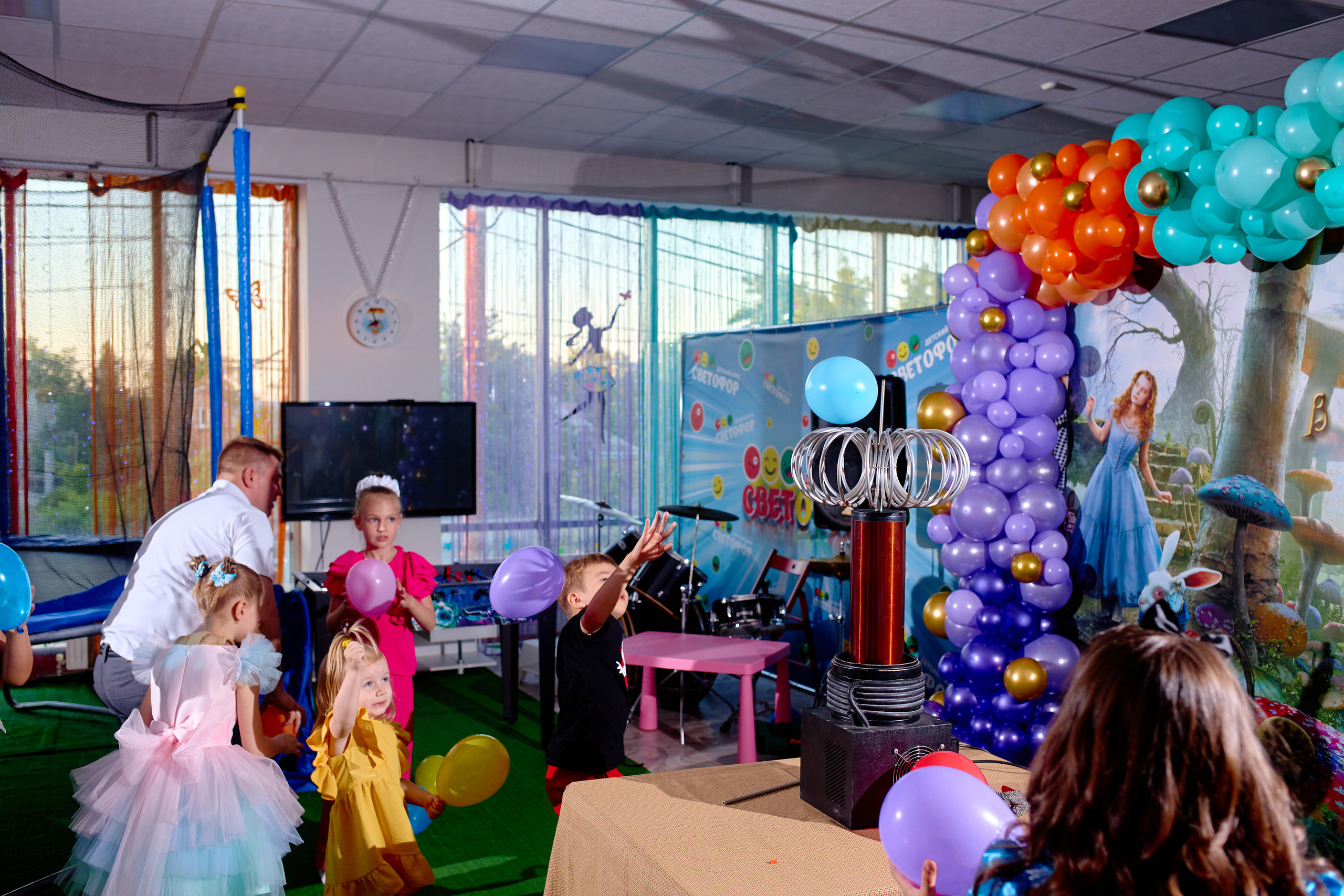 День рождения в детской комнате. Фотограф Выпускные альбомы Таганрог Сергей Коробченко