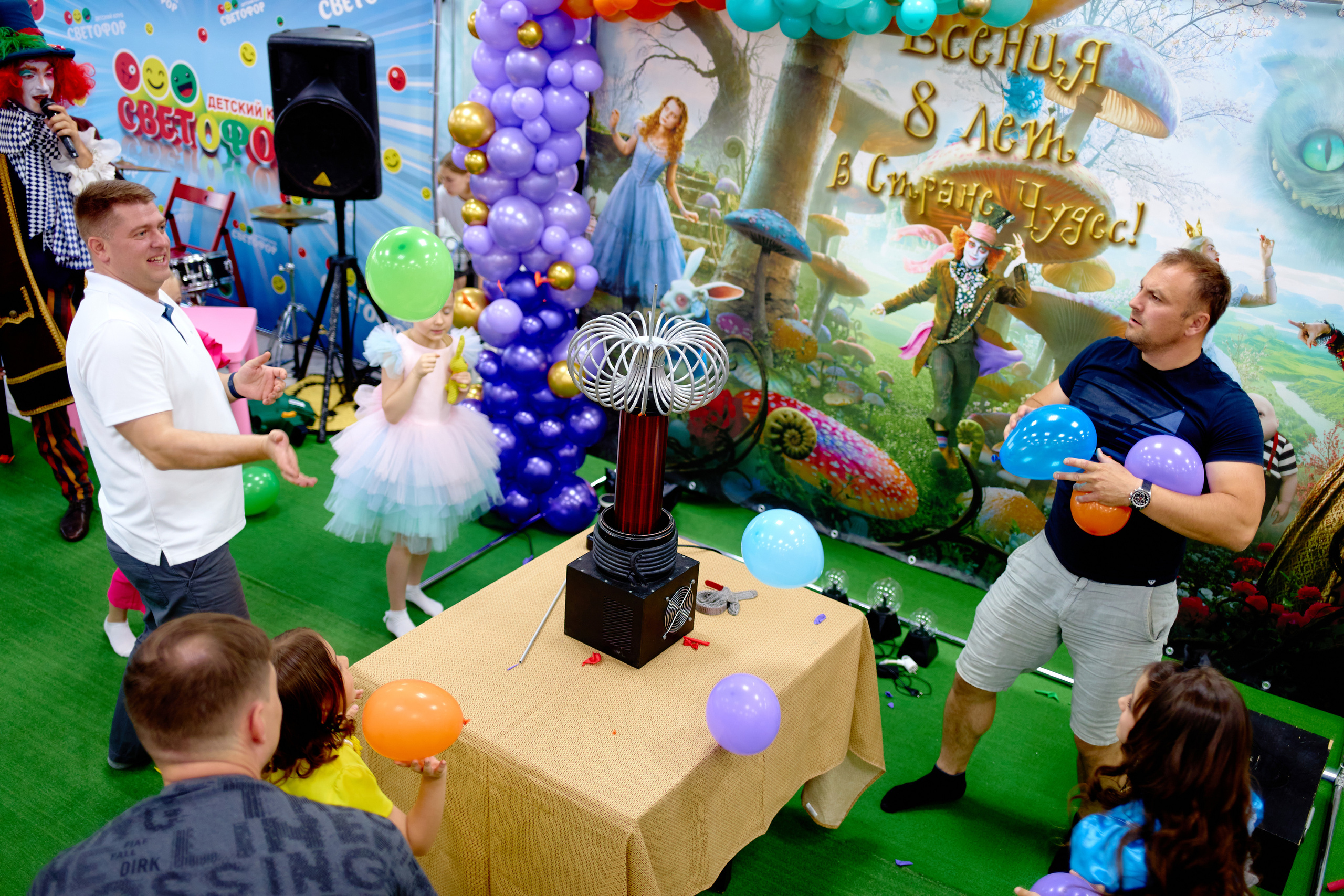 День рождения в детской комнате. Фотограф Выпускные альбомы Таганрог Сергей Коробченко