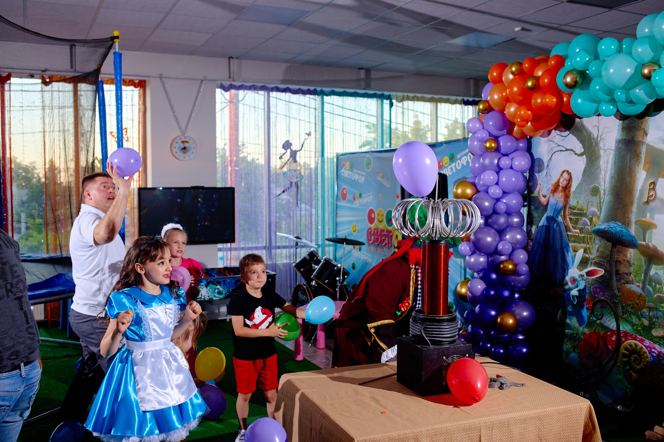 День рождения в детской комнате. Фотограф Выпускные альбомы Таганрог Сергей Коробченко