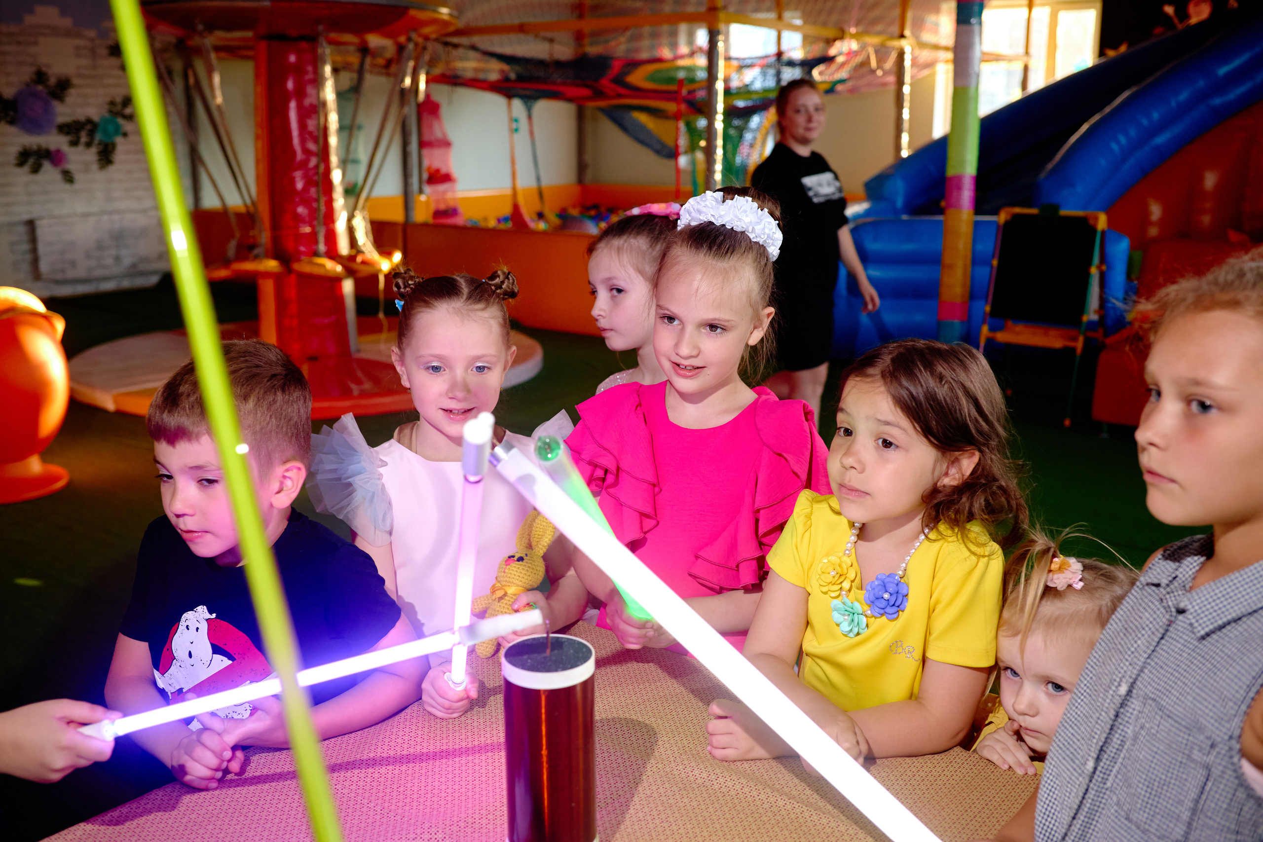 День рождения в детской комнате. Фотограф Выпускные альбомы Таганрог Сергей Коробченко