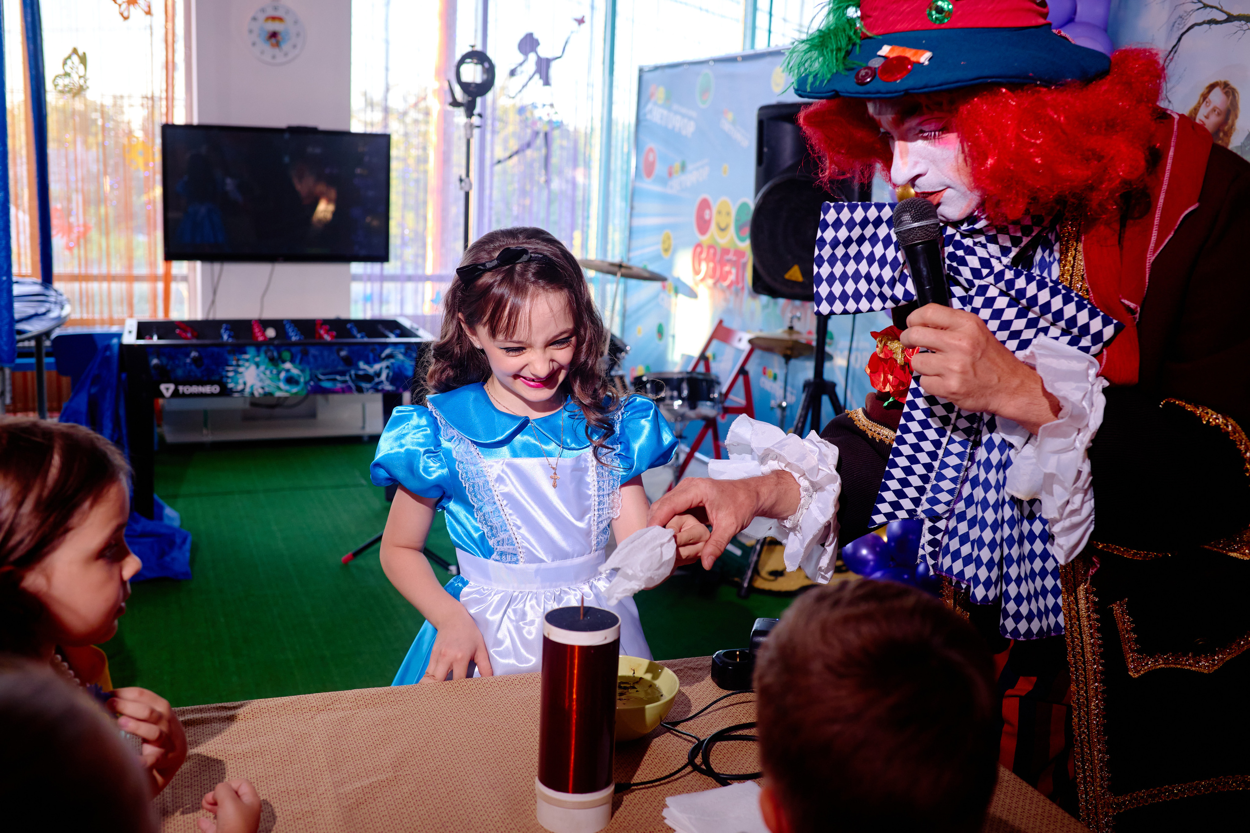 День рождения в детской комнате. Фотограф Выпускные альбомы Таганрог Сергей Коробченко