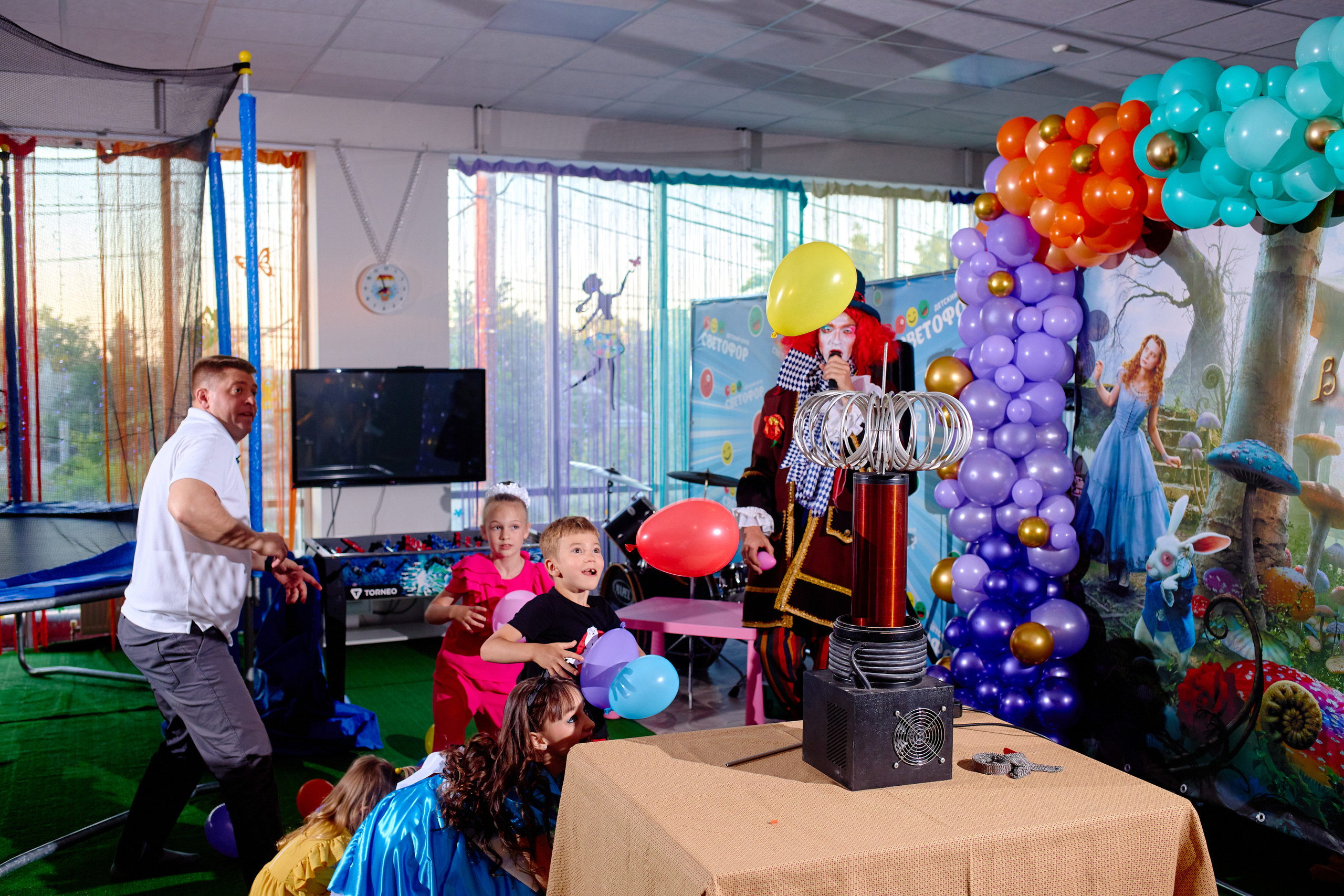 День рождения в детской комнате. Фотограф Выпускные альбомы Таганрог Сергей Коробченко