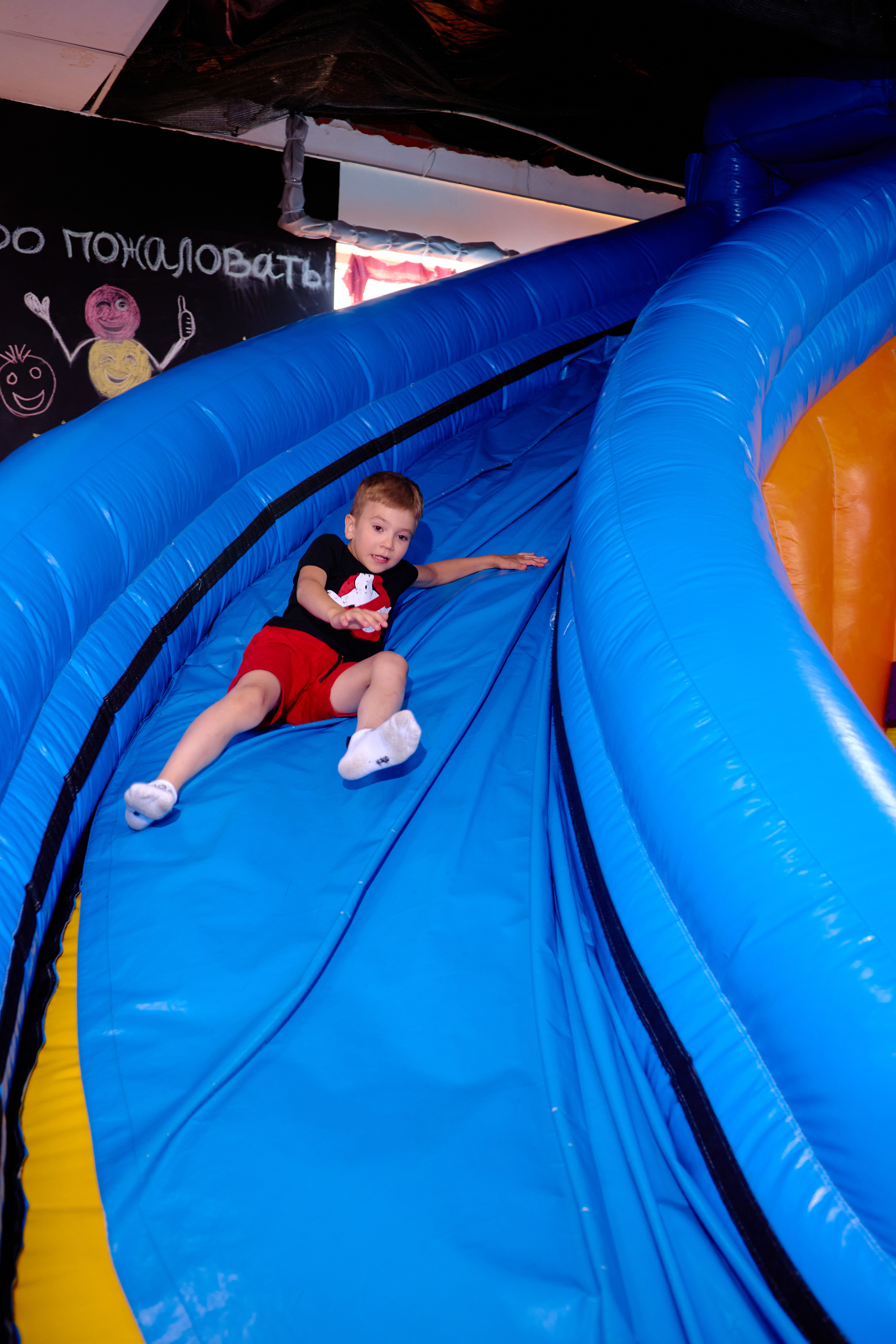 День рождения в детской комнате. Фотограф Выпускные альбомы Таганрог Сергей Коробченко