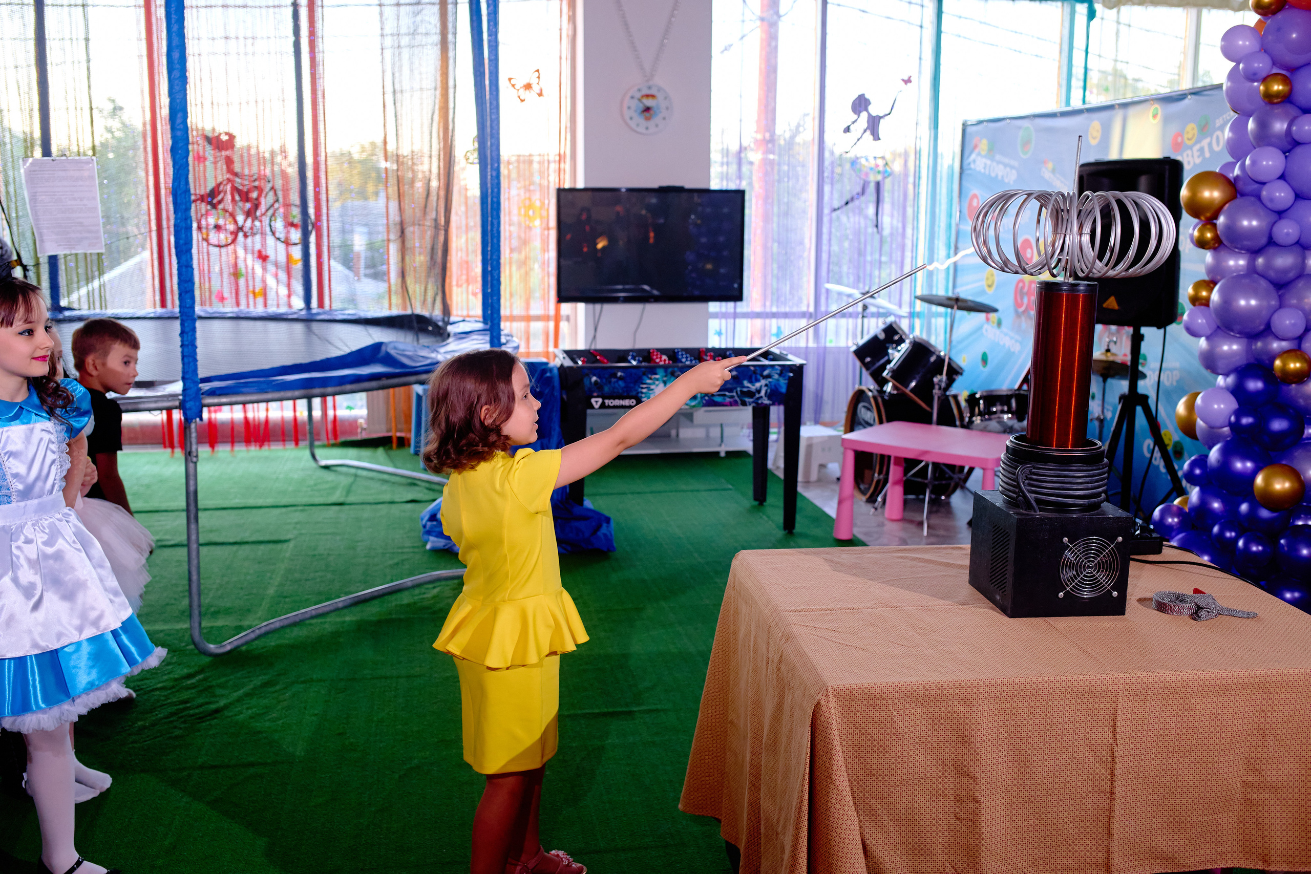 День рождения в детской комнате. Фотограф Выпускные альбомы Таганрог Сергей Коробченко