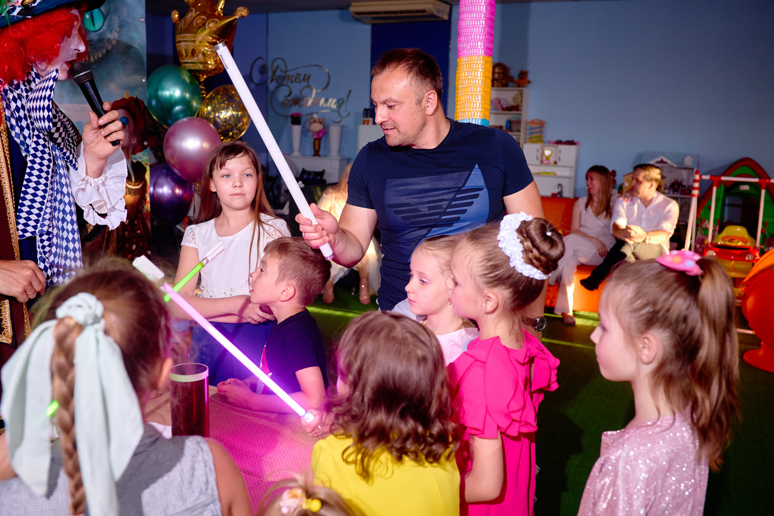 День рождения в детской комнате. Фотограф Выпускные альбомы Таганрог Сергей Коробченко