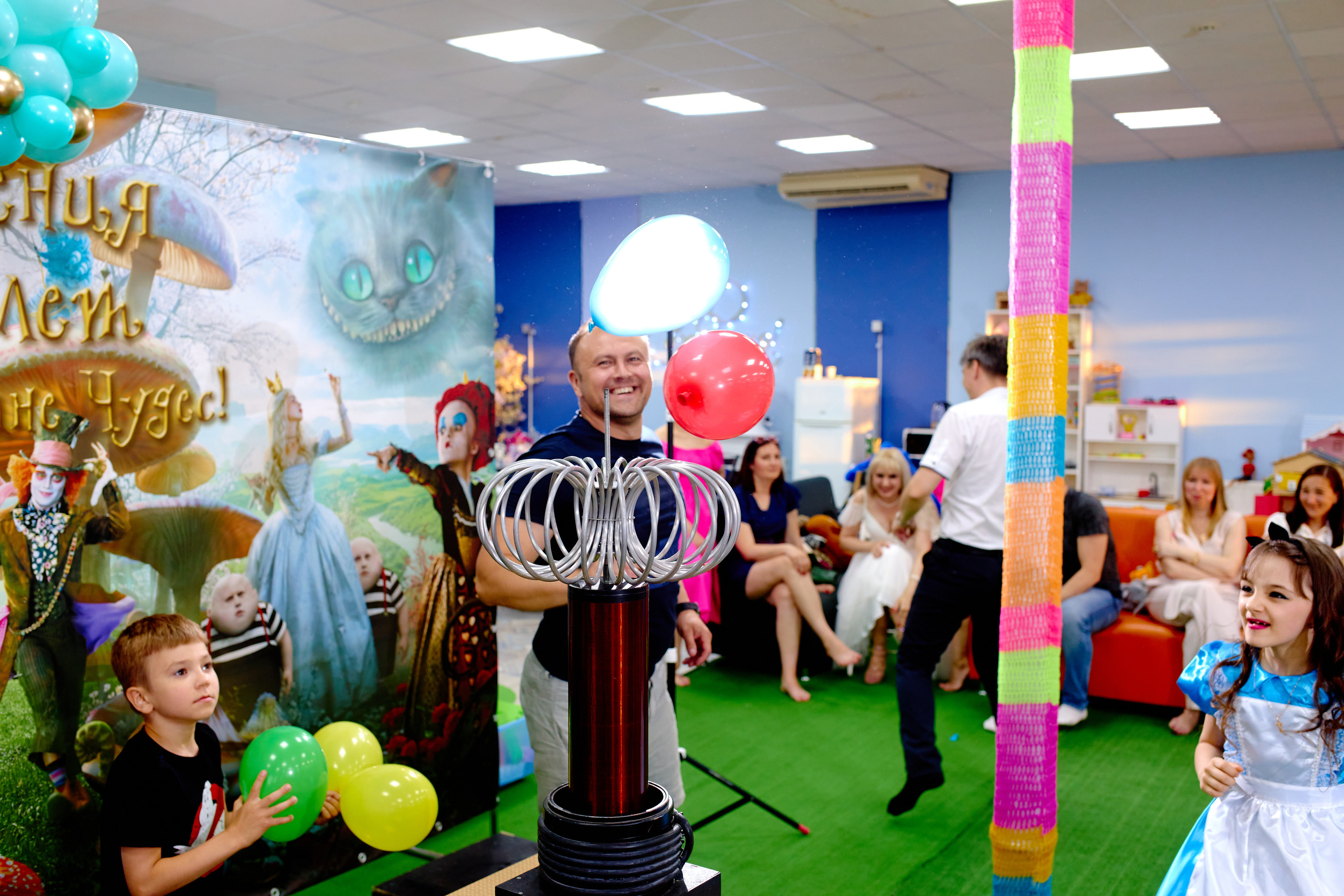 День рождения в детской комнате. Фотограф Выпускные альбомы Таганрог Сергей Коробченко