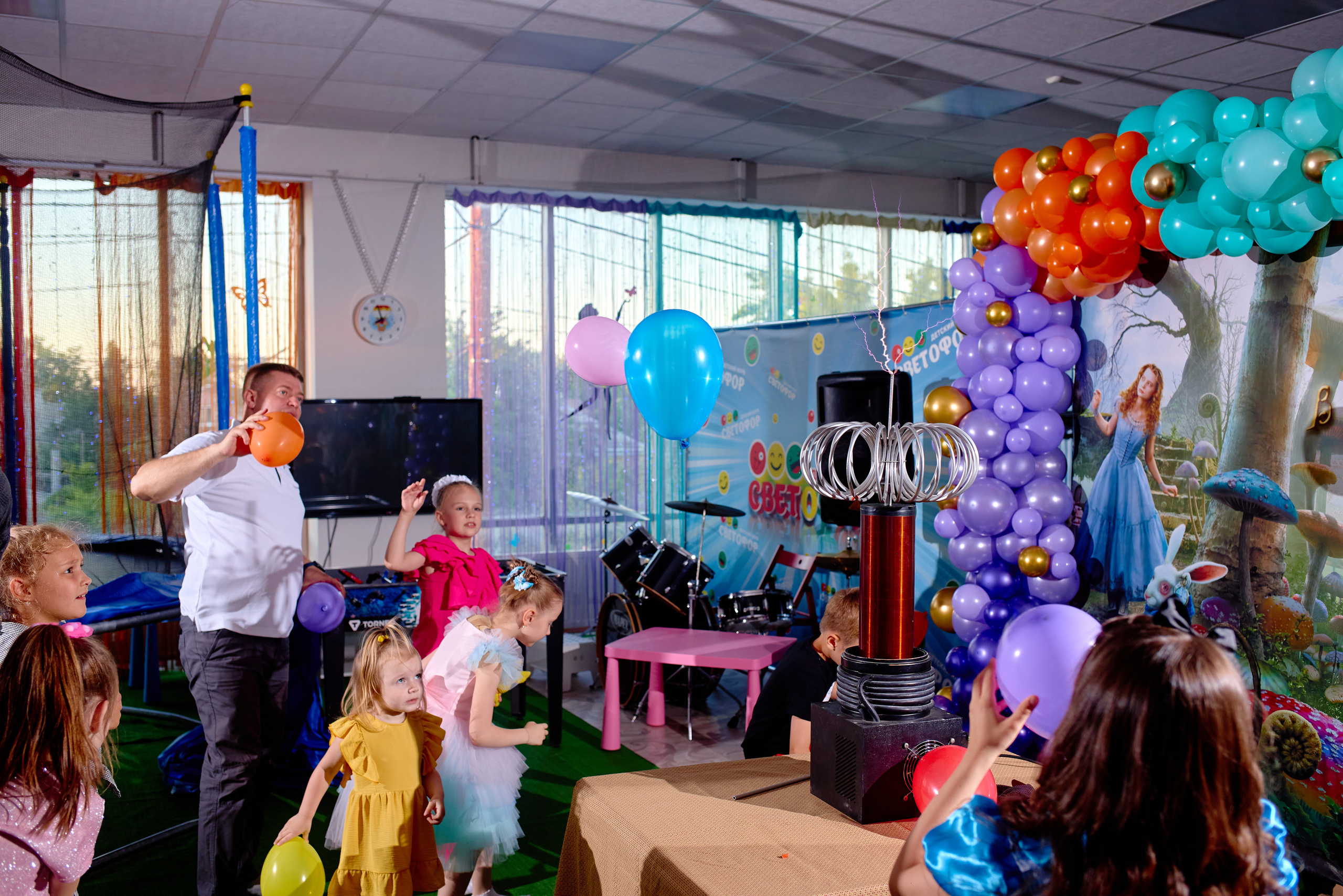 День рождения в детской комнате. Фотограф Выпускные альбомы Таганрог Сергей Коробченко