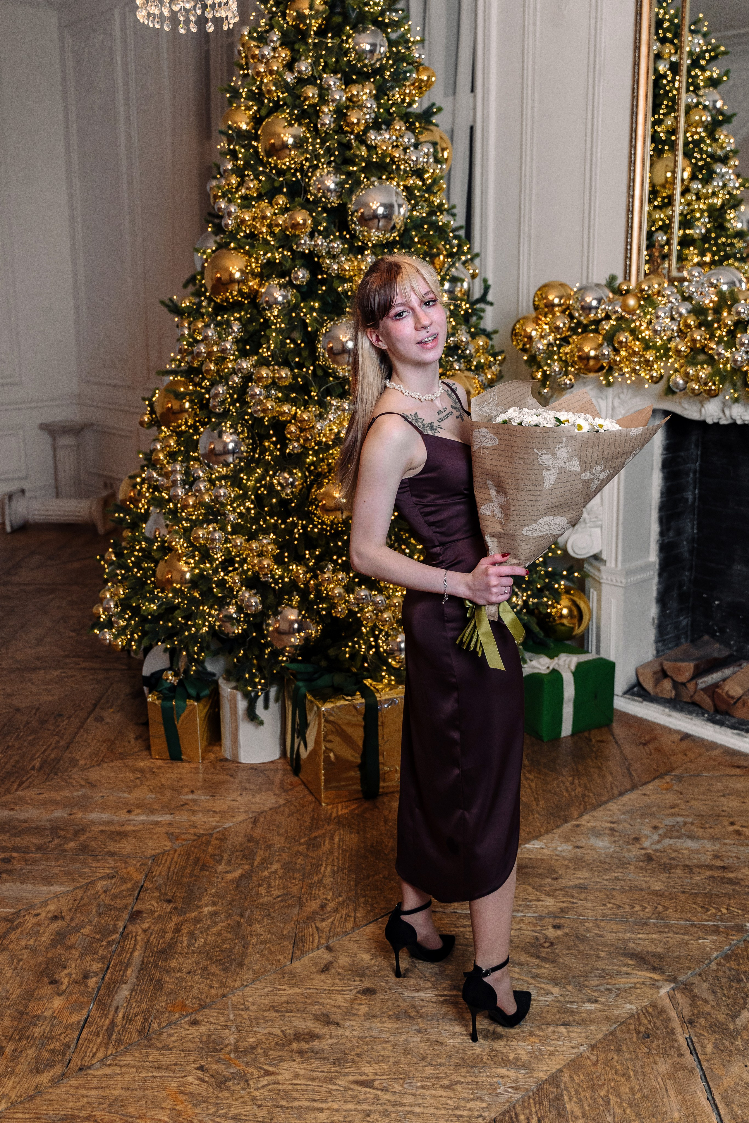 Зимняя фотосессия лавстори с предложением руки и сердца в фотостудии