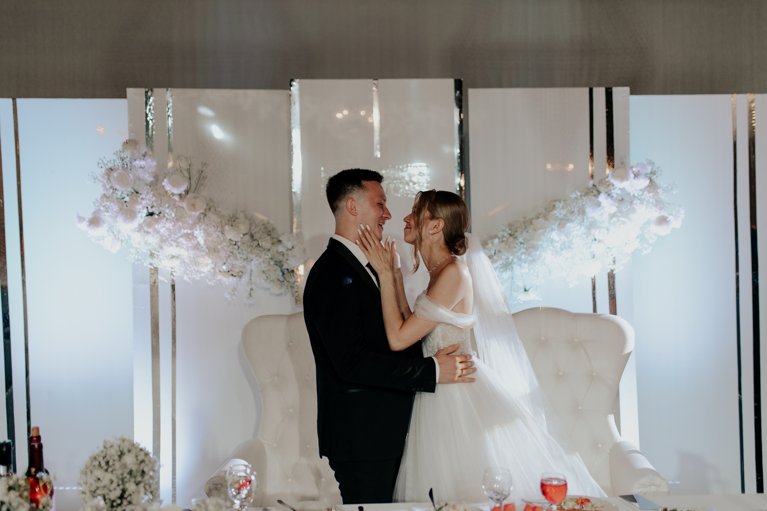 Жених и невеста смеются вечером на банкете — волнующий кадр