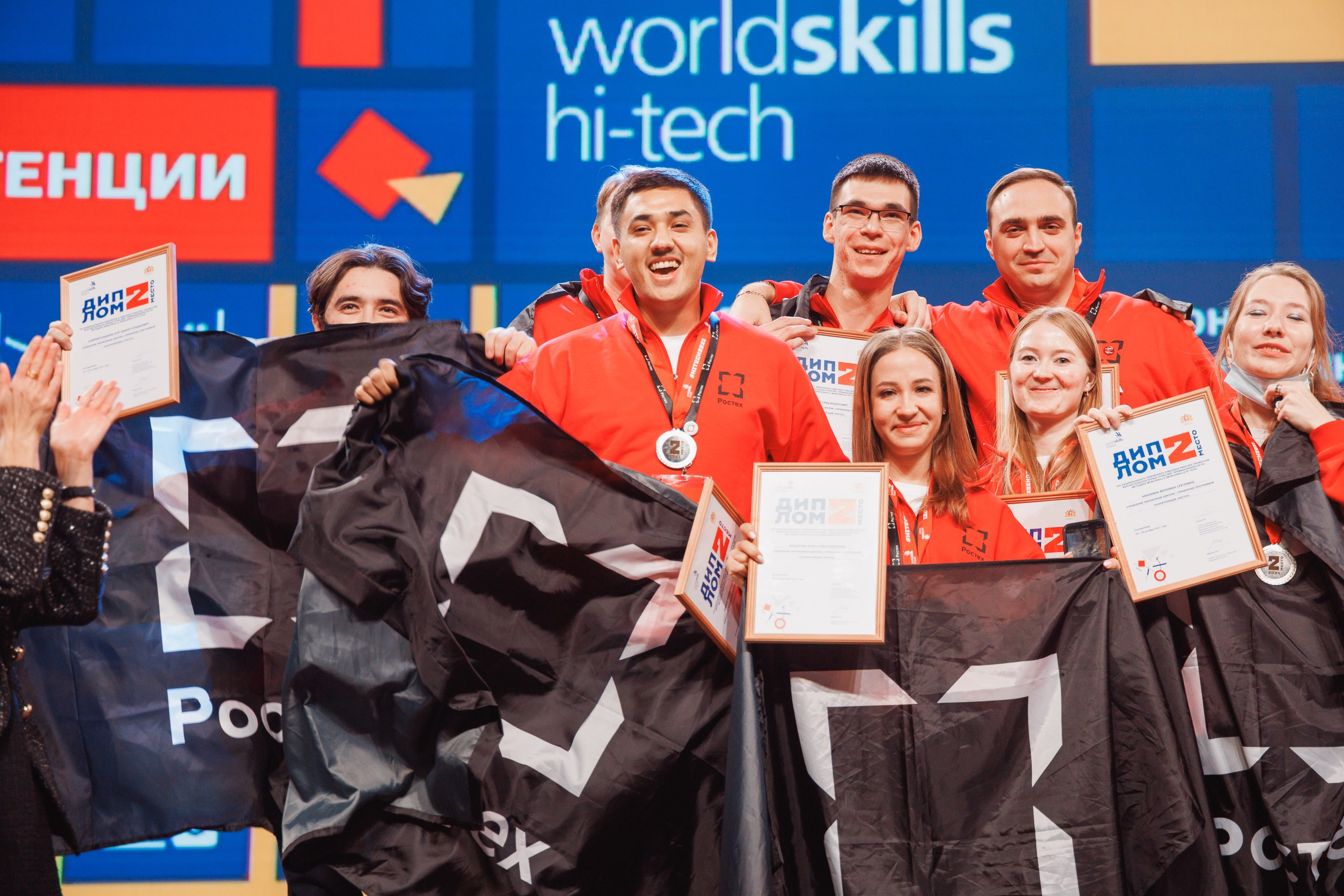 Фотограф выбирает ракурс для съемки интерьера выставочного стенда