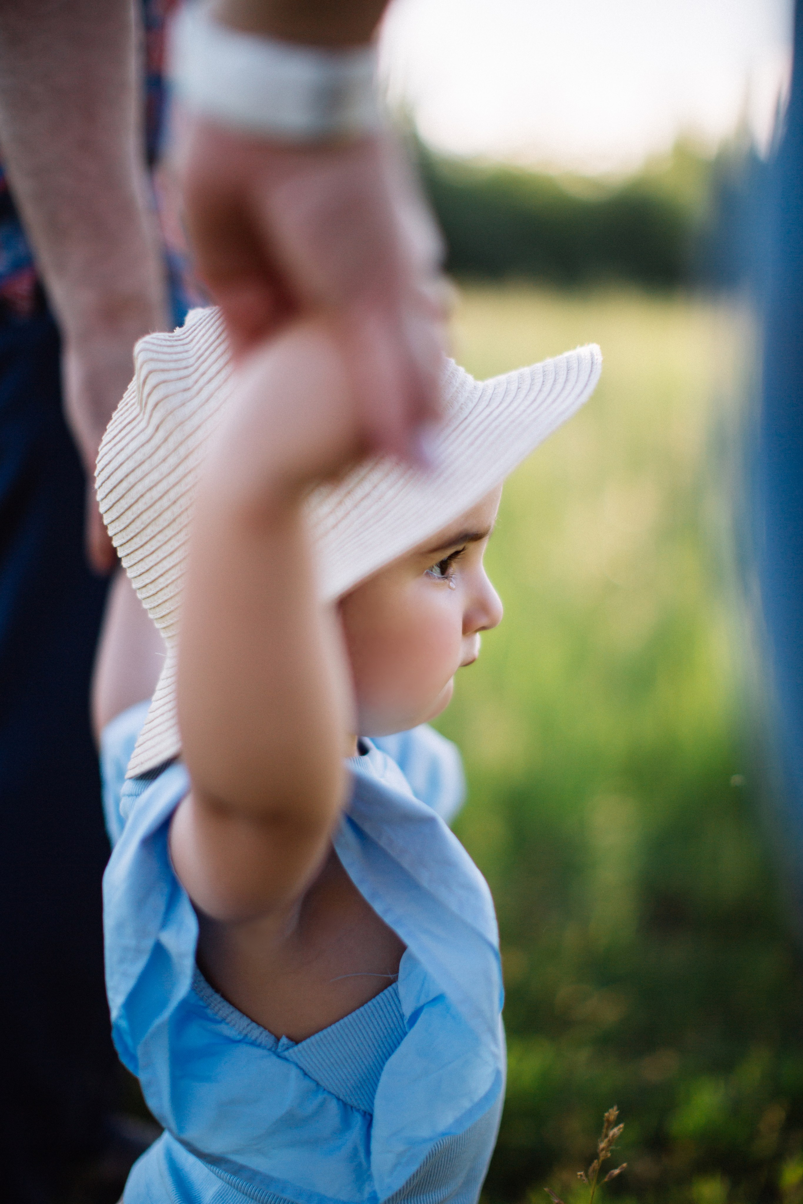 семейный детский фотограф новосибирск родители держат за руки