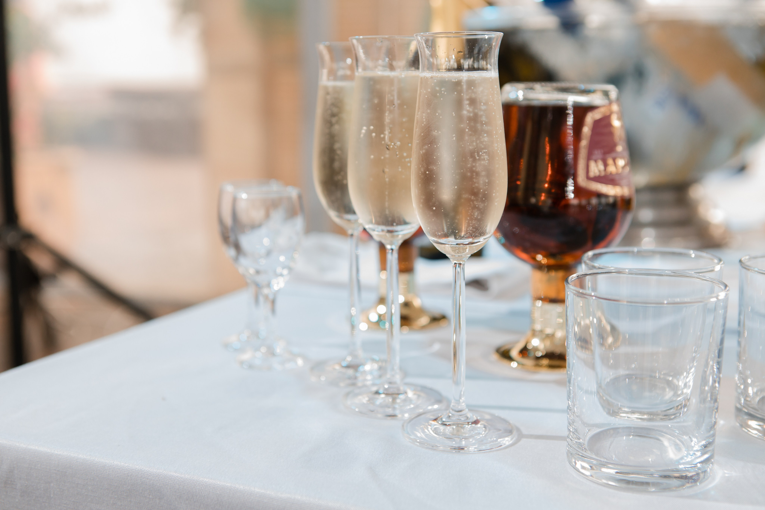 Свадебная фотосъемка Евгения и Натальи. Свадебные фотографии. Видеосъемка и фотосъемка свадеб. Фотограф и оператор на свадьбу. Видеосъемка подкастов, собственная видео-фотостудии. Предметная фотосъемка