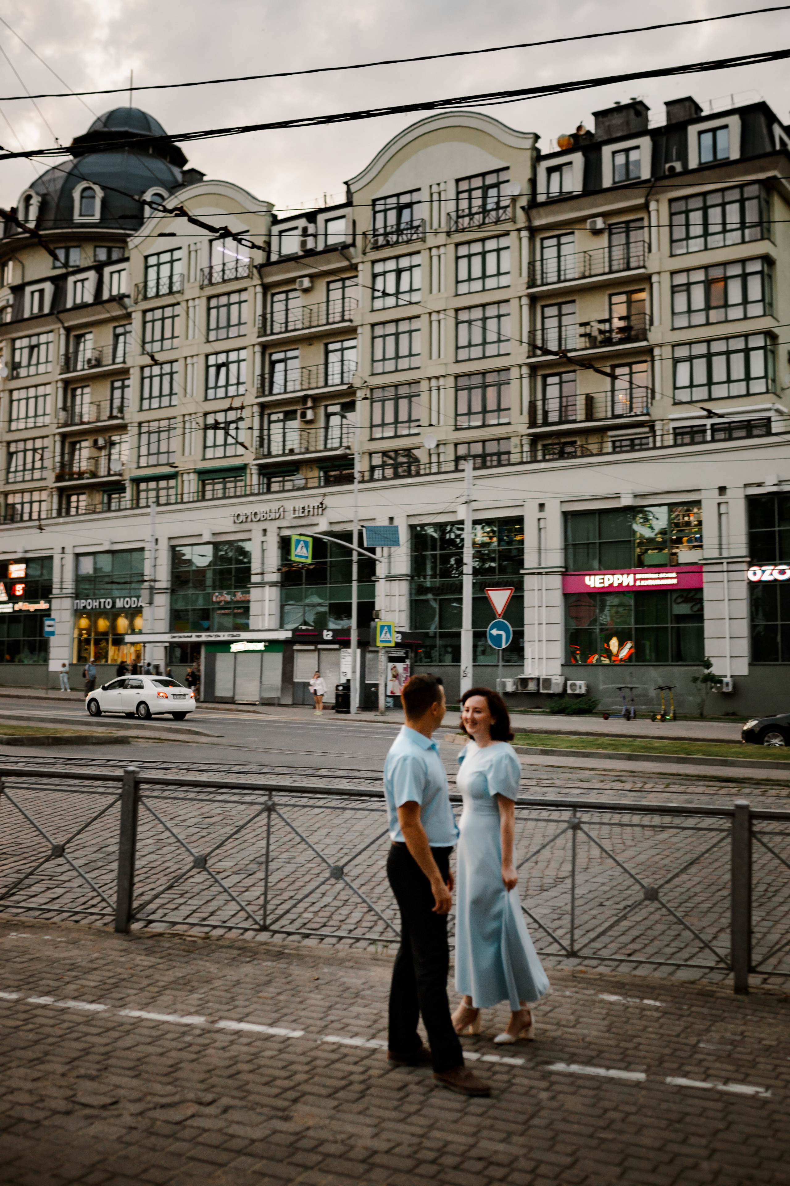 Егор и Даша в районе Амалиенау в Калининграде. Фотограф Куянова Алина, семейные и свадебные фотосессии в Калининграде