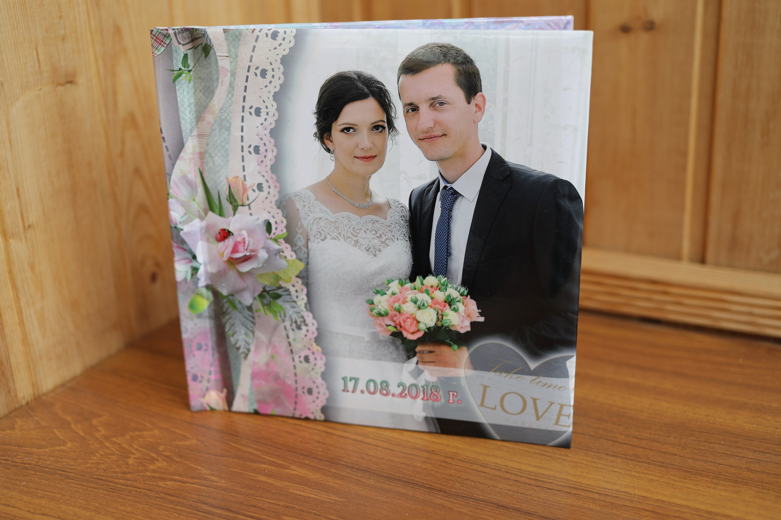 medlori fotobook Фотокниги в Липецке. Свадебная фотокнига «WEDDING DAY» Фотокнига постраничная (от 20 до 40 страниц), цена зависит от количества разворотов. Варианты фотокниг, созданные мной от фотосъёмки до дизайна. Цена: от 7500 руб за 10 разворотов. Обложка жёсткая, листы 350 мг. Фотограф Медведева Лариса.