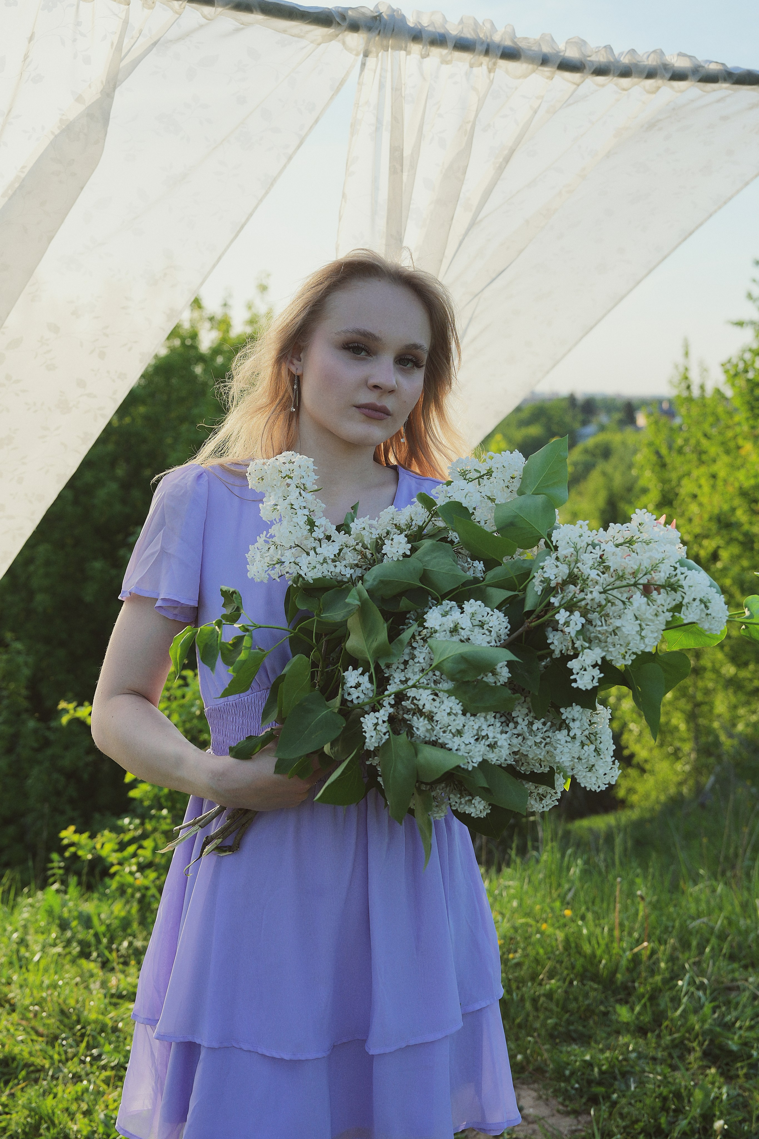 Съемка Кати в контровом свете с белой сиренью. Фотограф Светлана Боровикова в Домодедове