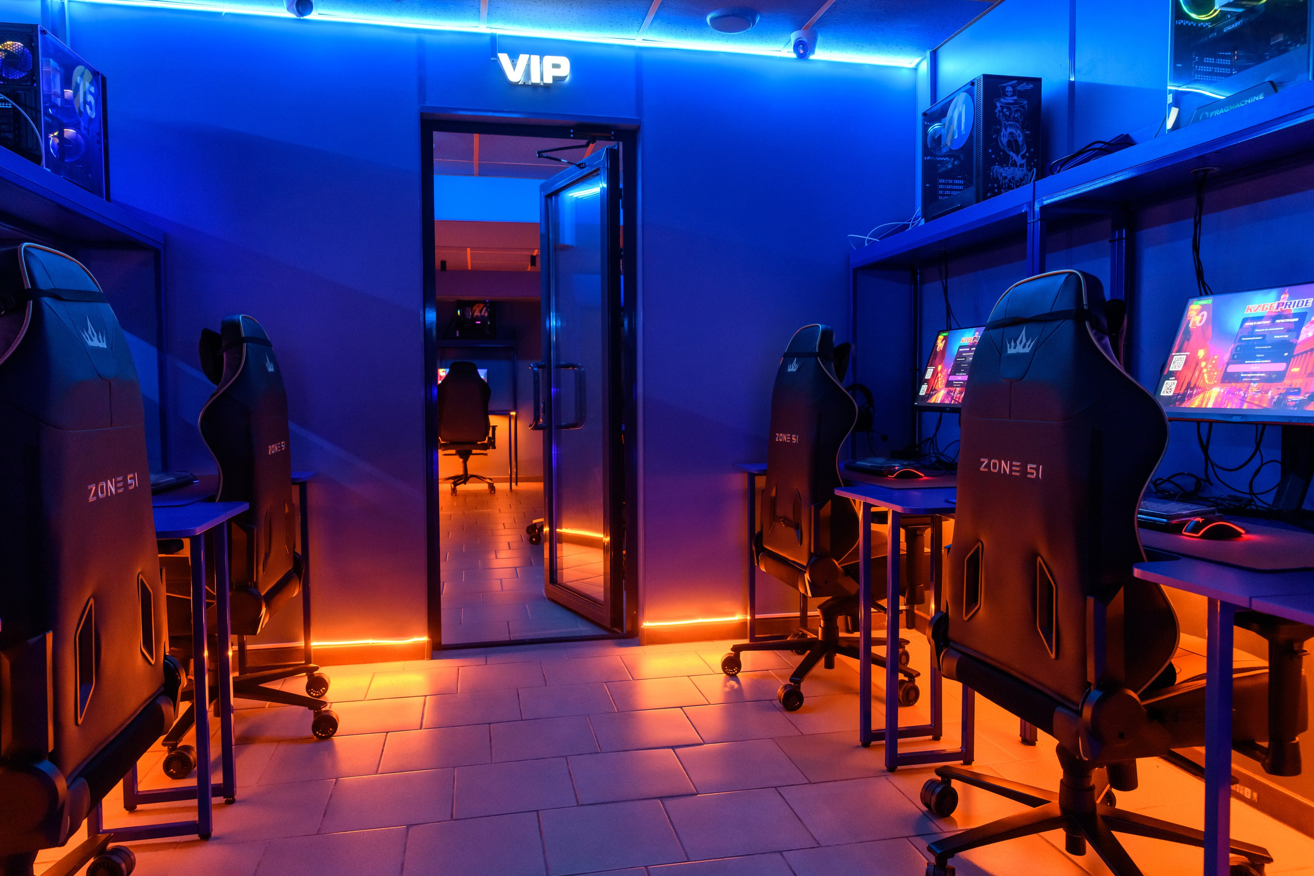 Интерьерная. Кибер Прайд. Женский фотограф в Санкт-Петербурге Степлевич Дарья