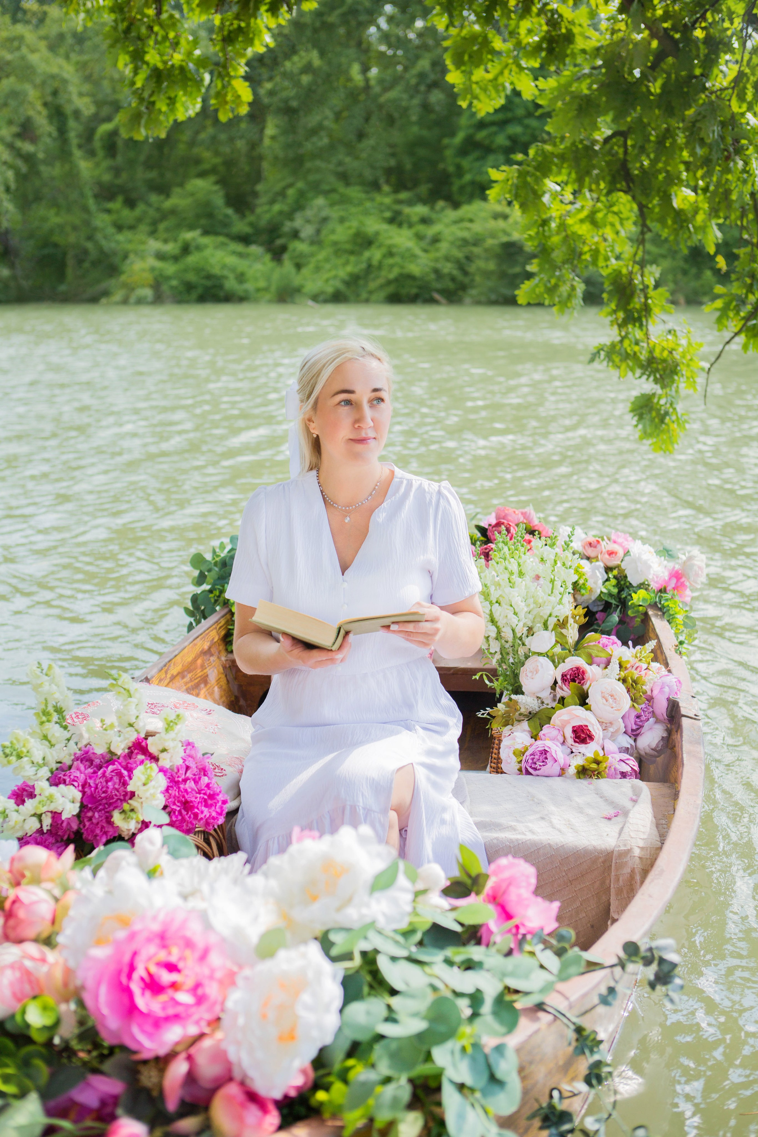 Лодка с пионами. Свадебный семейный и детский фотограф в Краснодаре Карина Федоровская