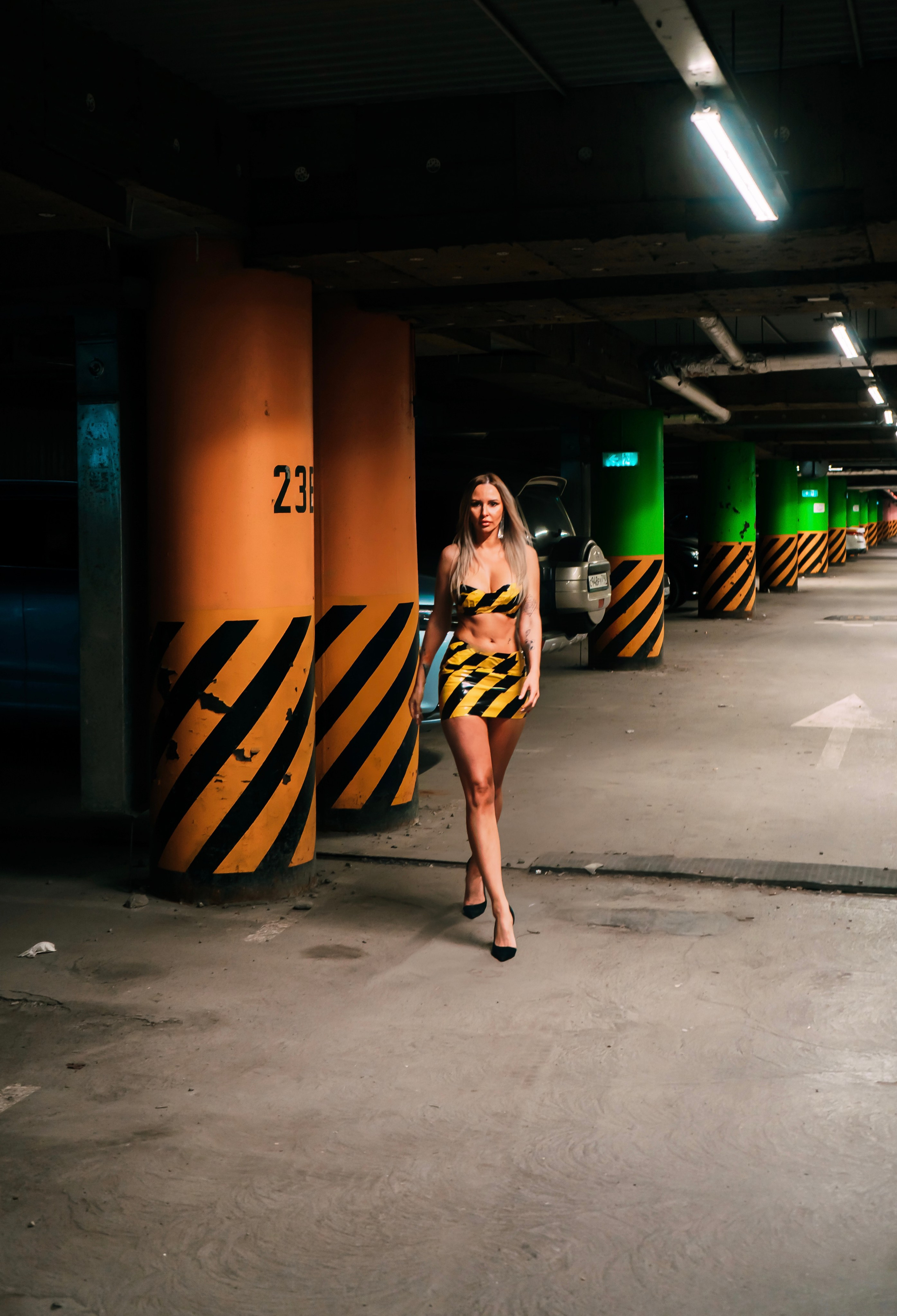 Съемка на парковке — модель Дина. Фотограф Москва и Видеограф Москва