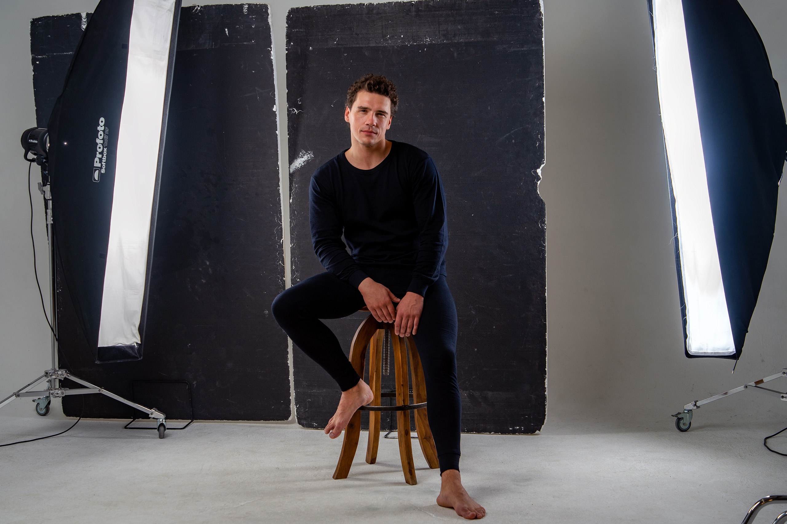 Мужской портрет в студии на черном фоне