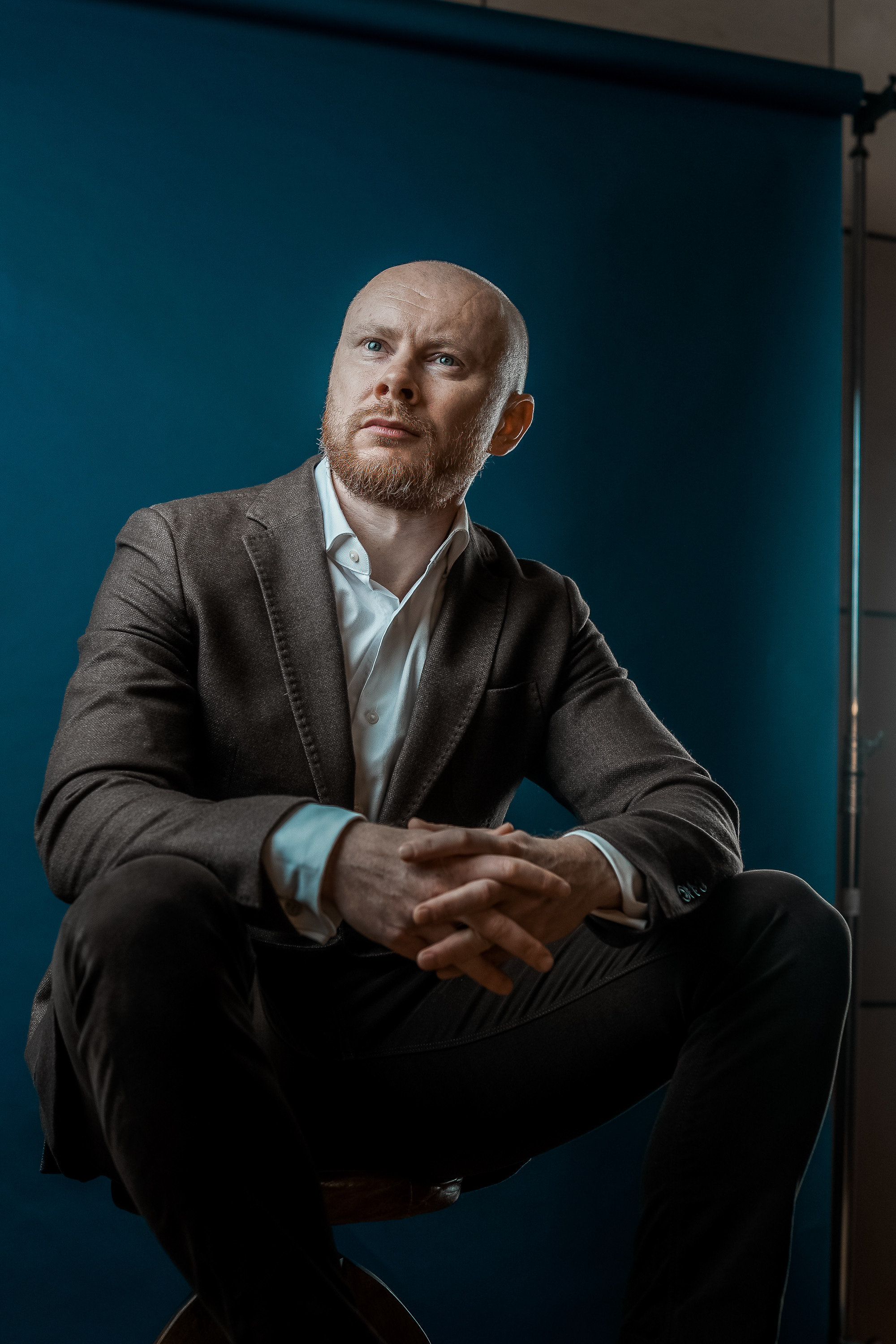 Мужской портрет в студии на синем фоне