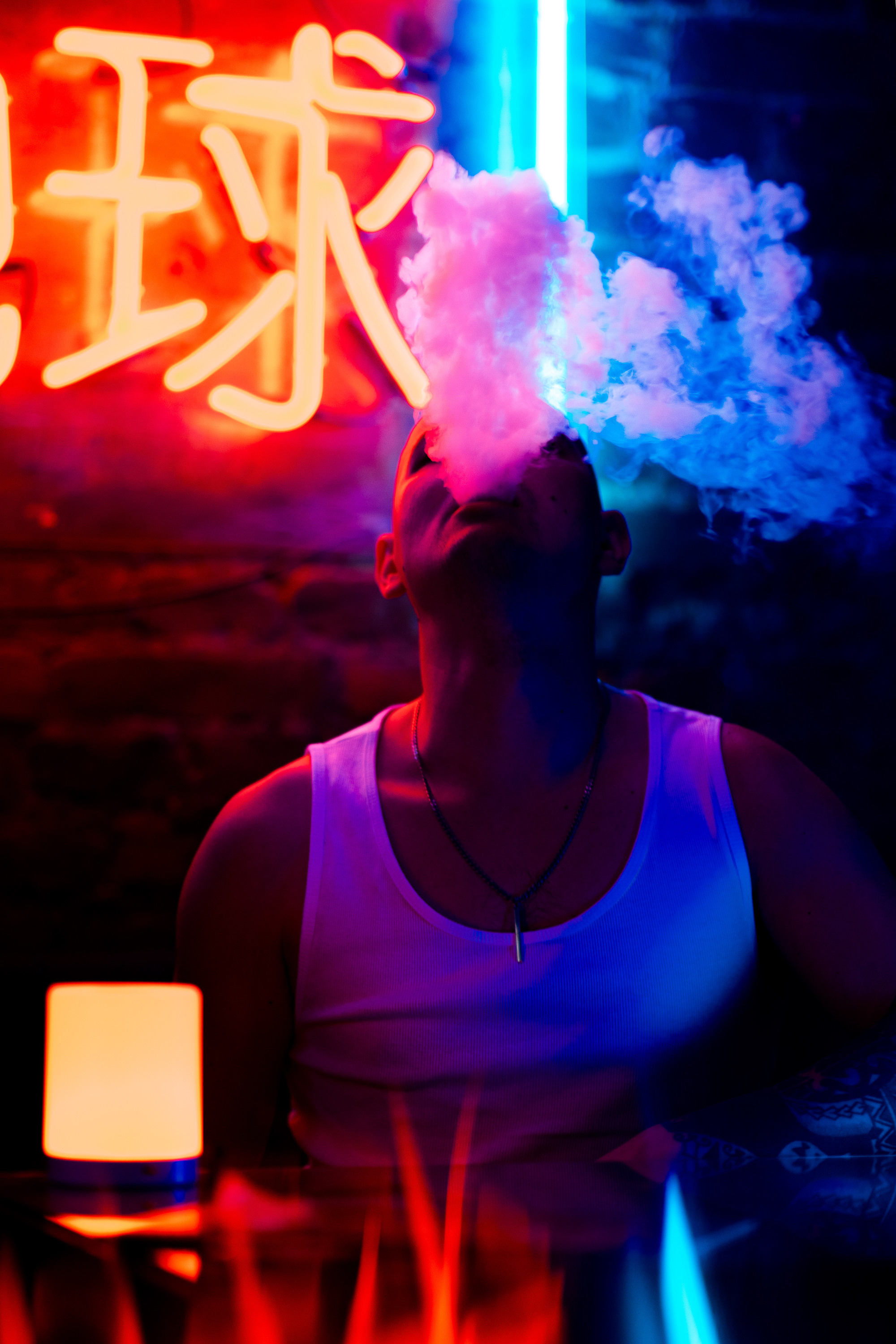 Мужской портрет в стиле неон в лаунж баре