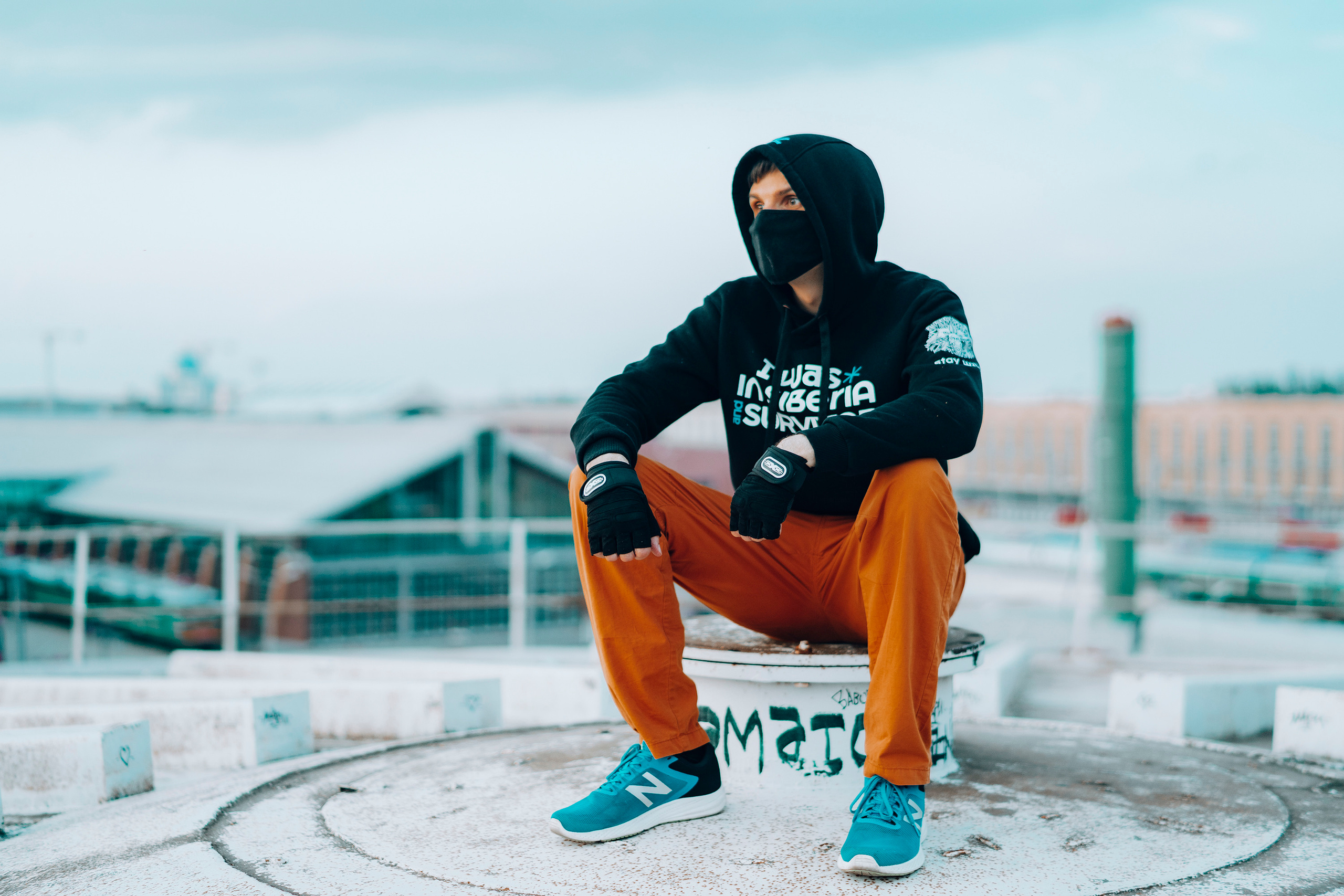 Парень в маске в индустриальной обстановке сталкер