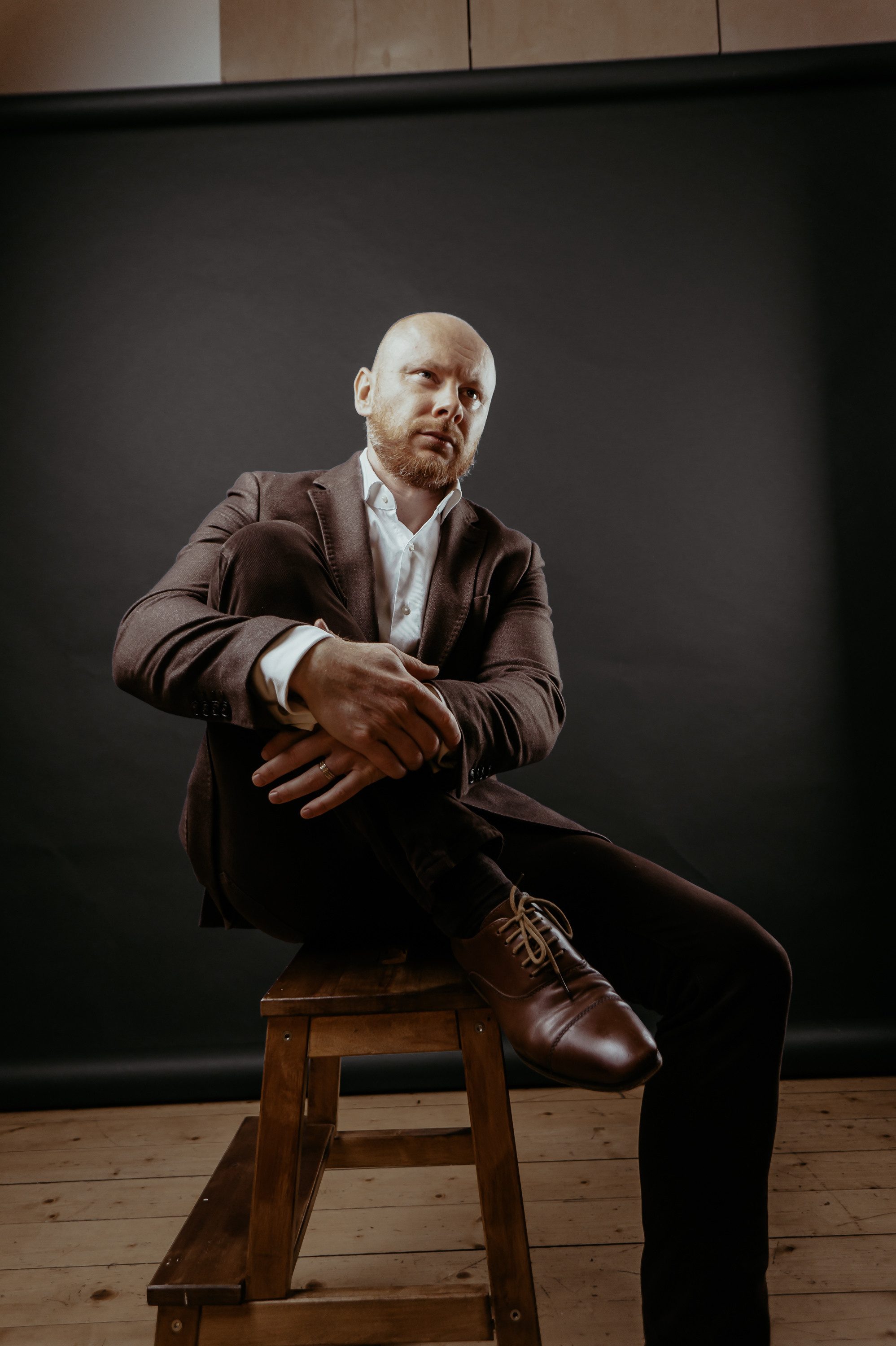 Мужской портрет в студии на черном фоне