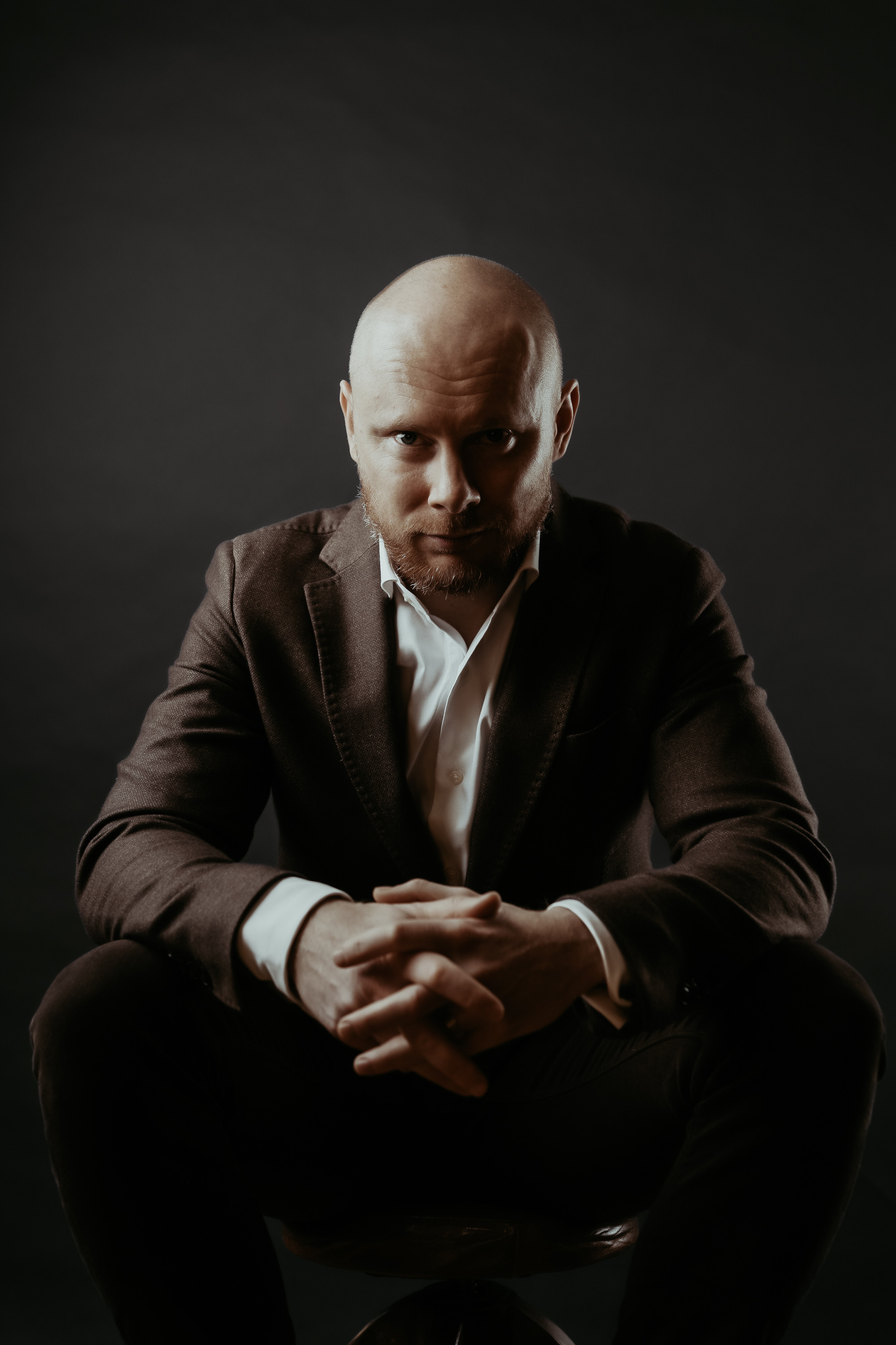 Мужчина из Азербайджана, из Баку, деловой портрет в Санкт-Петербурге. Мужской деловой портрет в студии на черном фоне