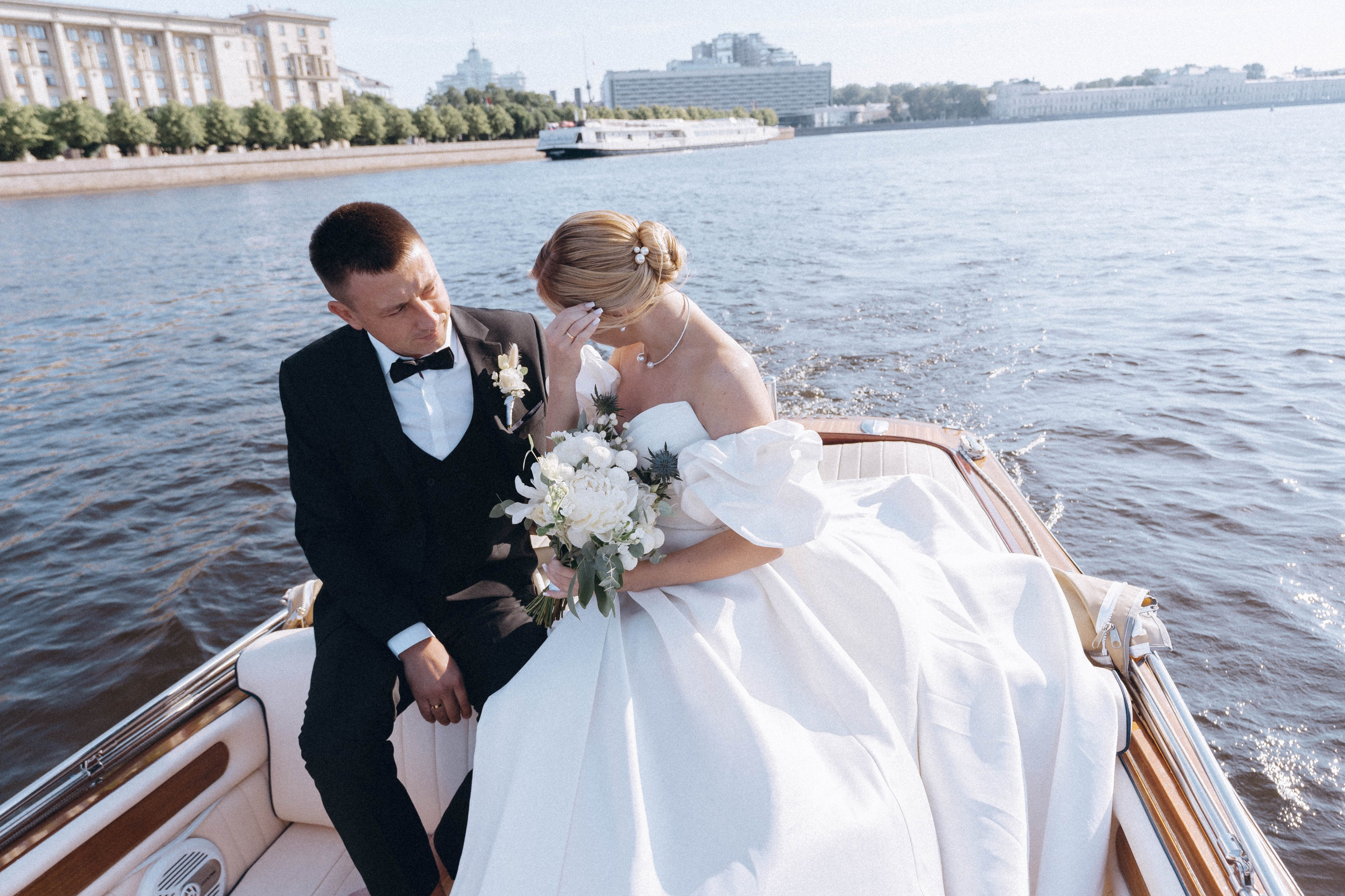 СВАДЕНБНАЯ СЬЕМКА НА КАТЕРЕ ПО КАНАЛАМ САНКТ-ПЕТЕРБУРГА И В АКВАТОРИИ НЕВЫ. Профессиональный фотограф, Санкт-Петербург — Виктория Богомолова