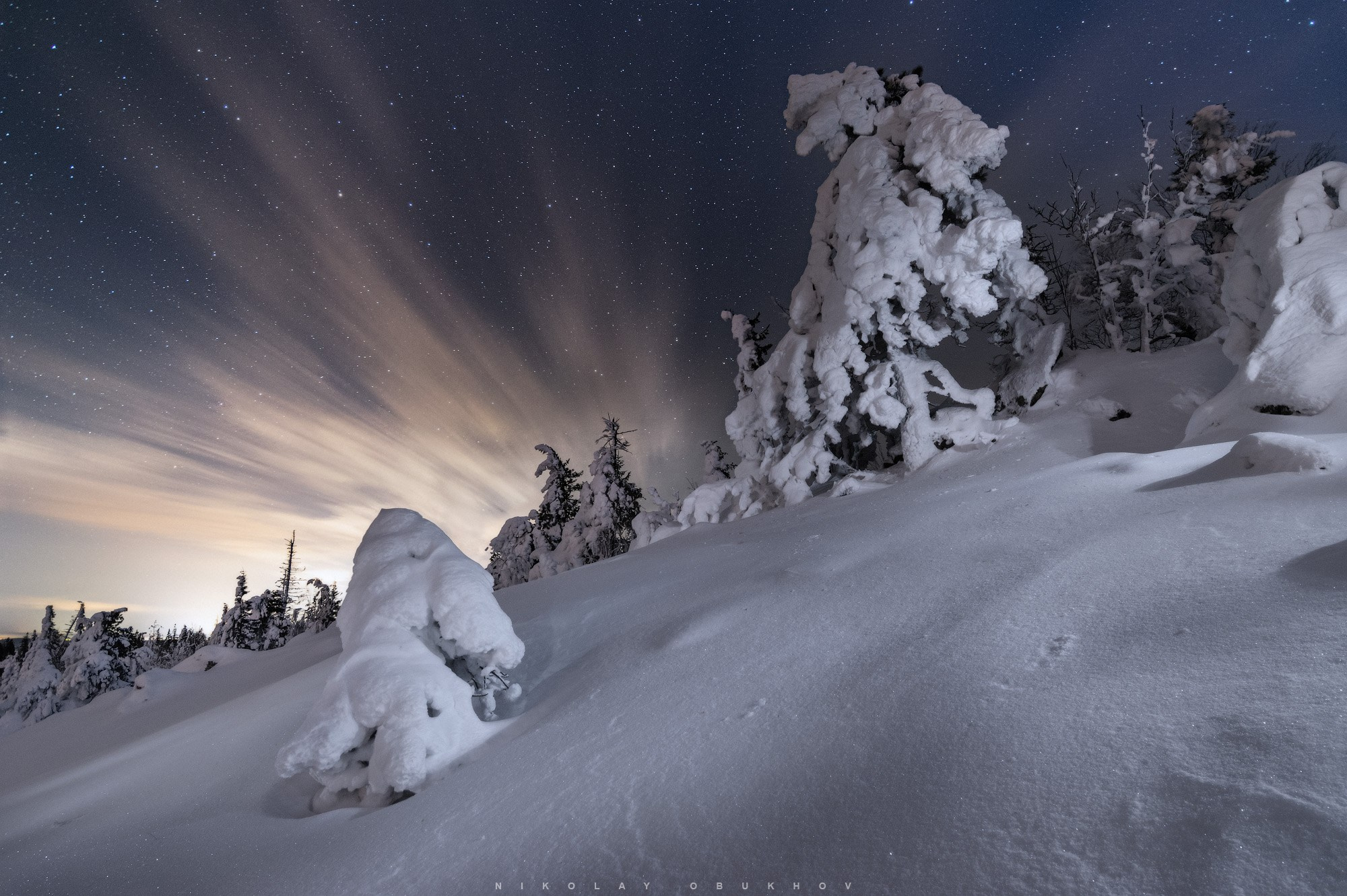 Тайна ночного леса на склоне ГЛК Гора Белая под звездами.