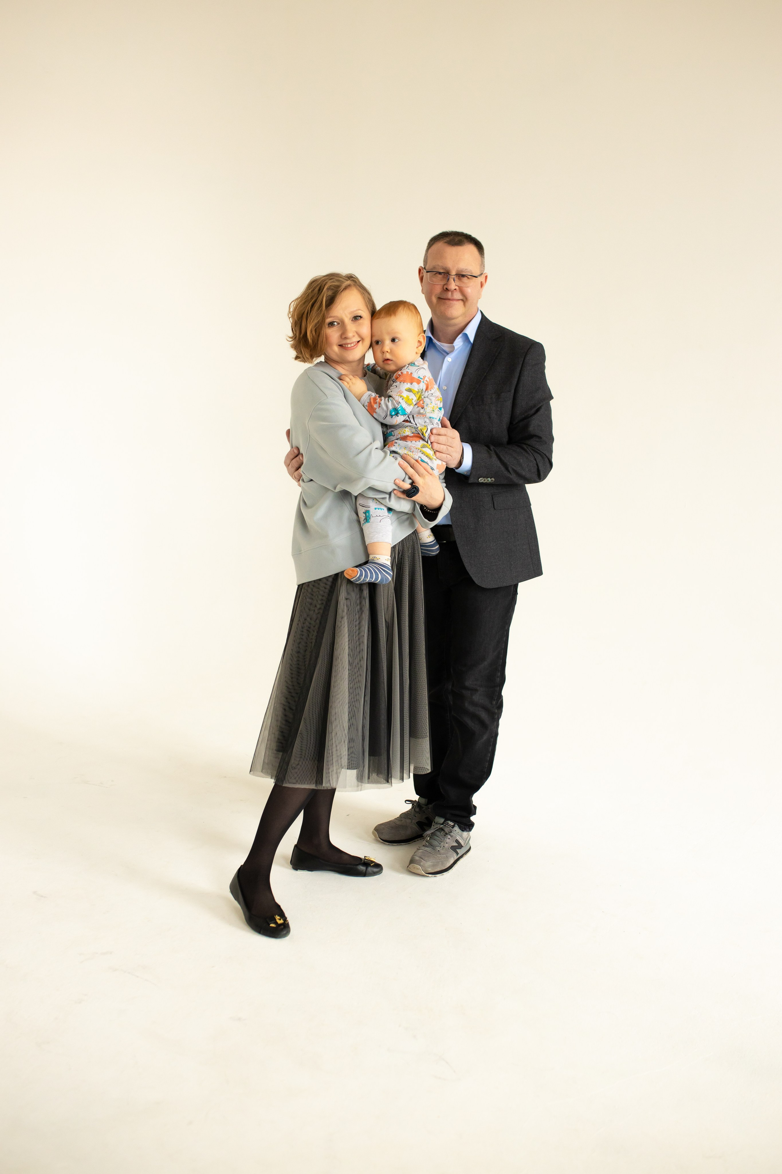 Семейная фотосессия на циклораме с естественным светом. Фотограф в Железнодорожном и Балашихе