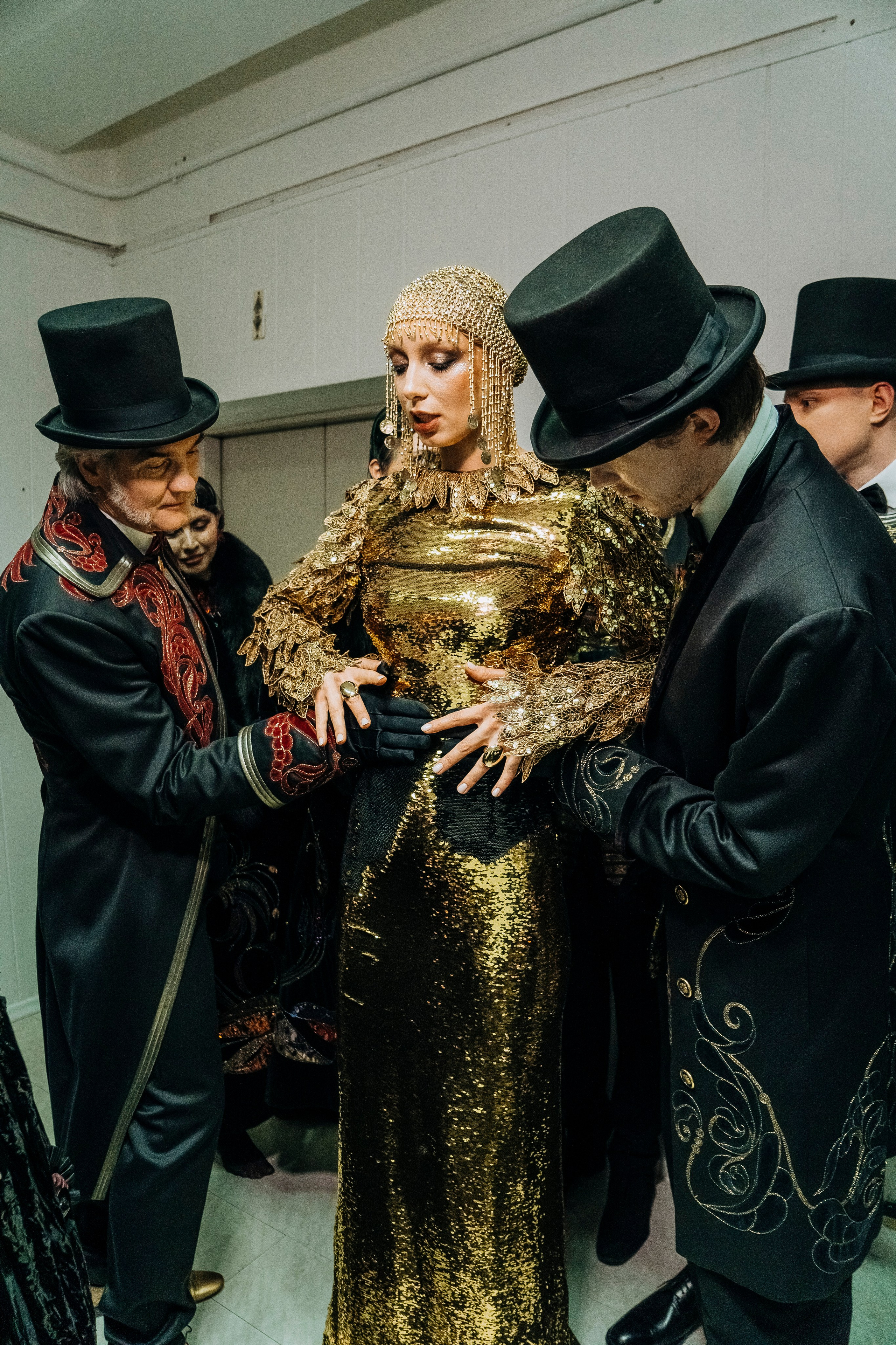 Возвращение легенды: Староновогодний показ Вячеслава Зайцева Больше: https://sinonim.org/improve#res. Профессиональный портретный фотограф в Москве Владимир Глаголев