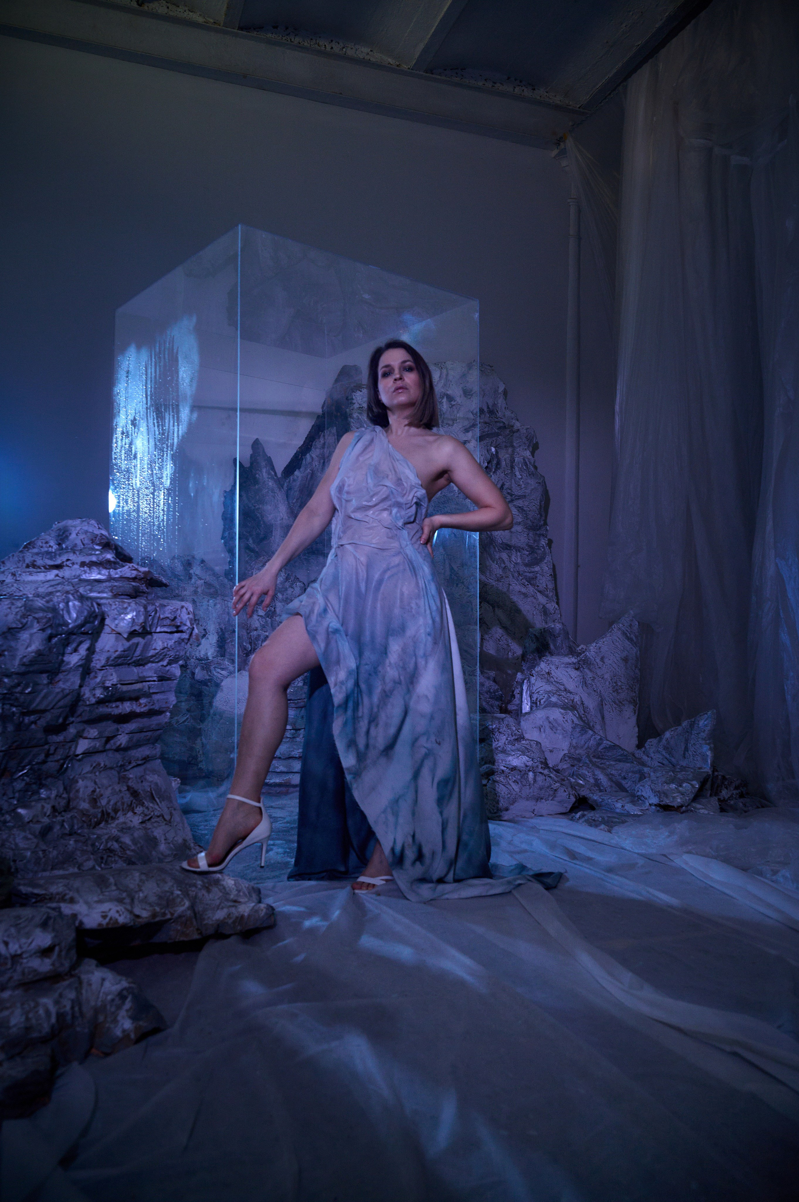 Фотосессия Ксении в декорациях «Лед» со стеклянным кубом