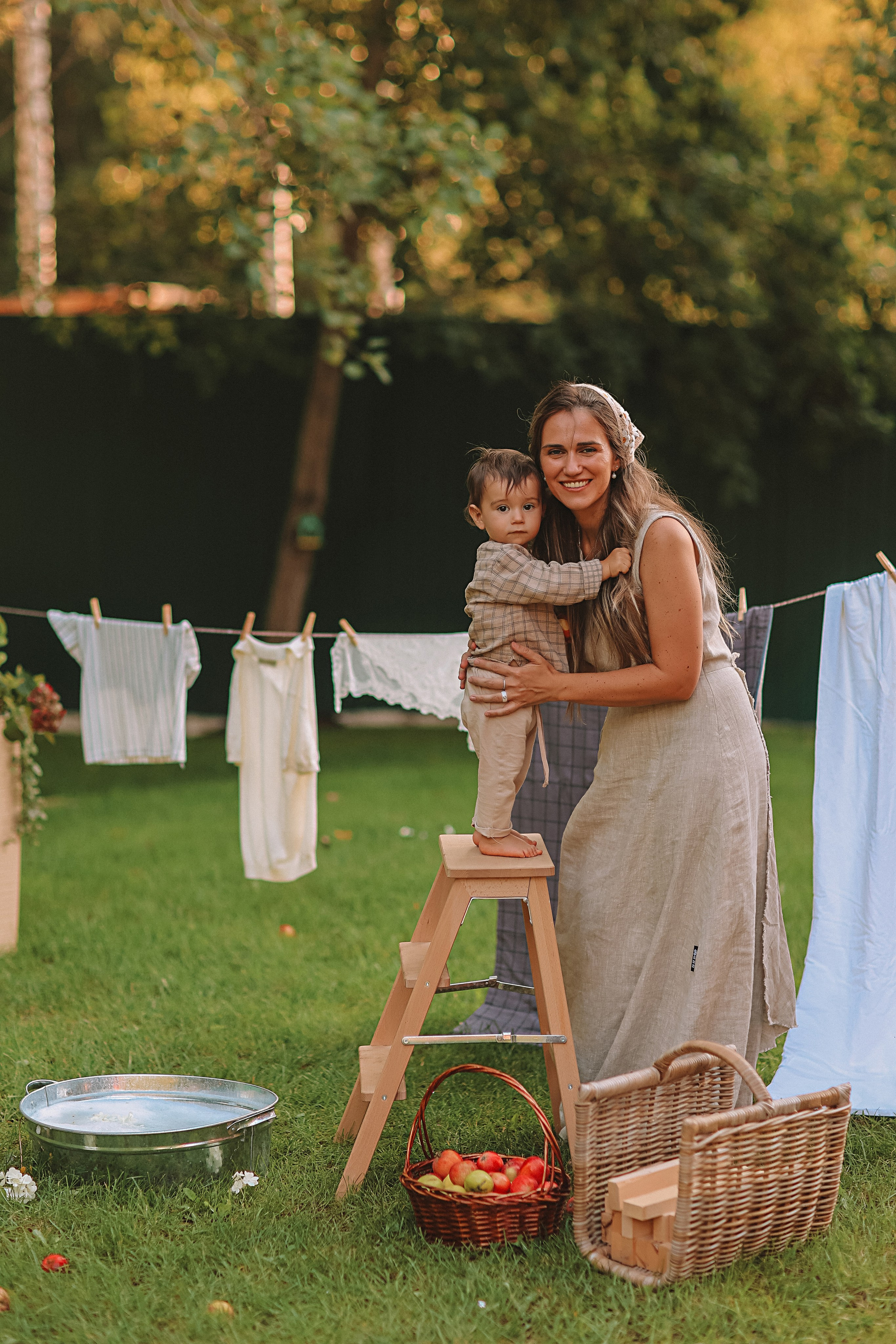 Стирка у дома. Семейный фотограф Тюмень, фотограф на роды Салмина Мария