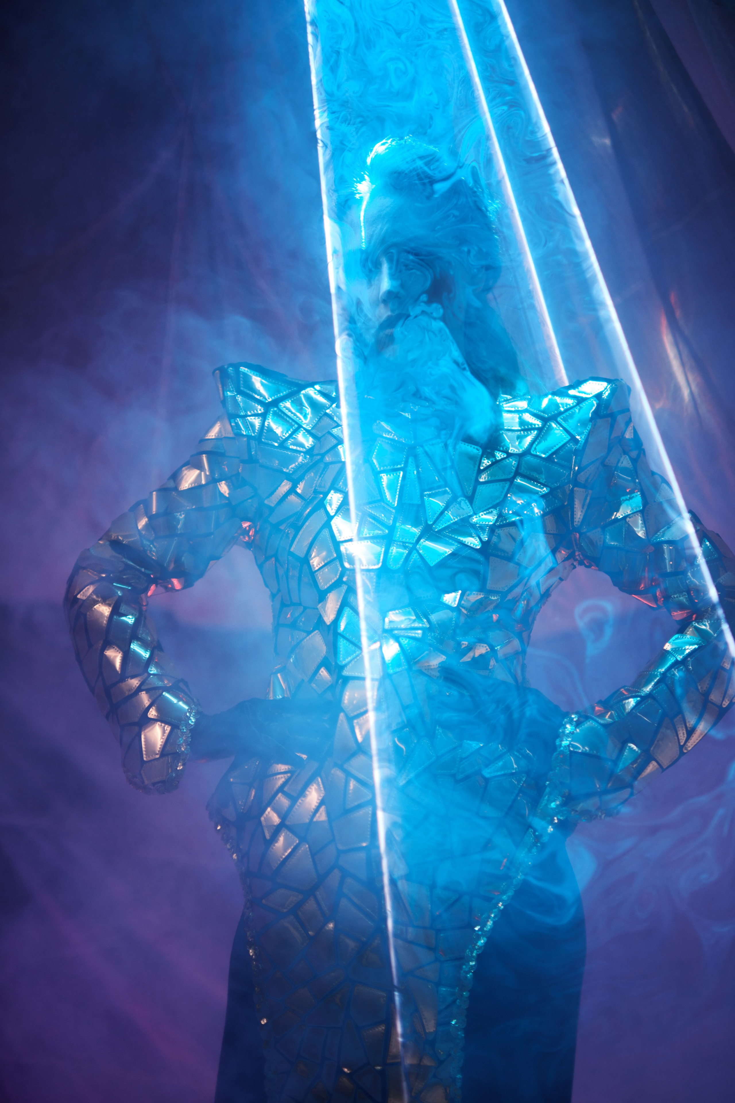 Фотосессия в стиле футуристической моды девушка в зеркальном костюме с отражения лазера